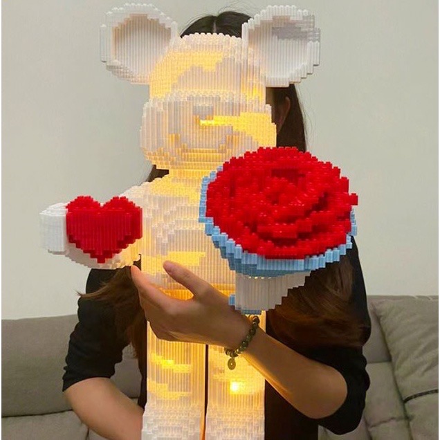Bearbrick ôm hoa lắp ráp mô hình- Trưng bày, trang trí, decor - Bộ đồ chơi ,quà tăng có đèn phát sáng