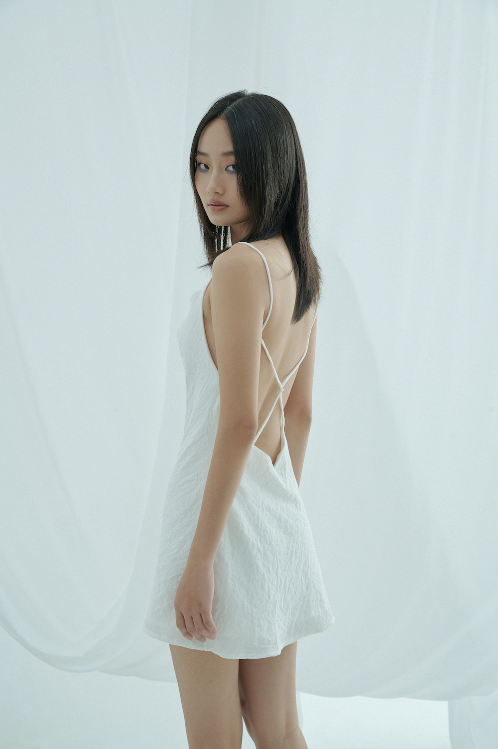 Đầm mini cổ đổ hở lưng chen - sun dress