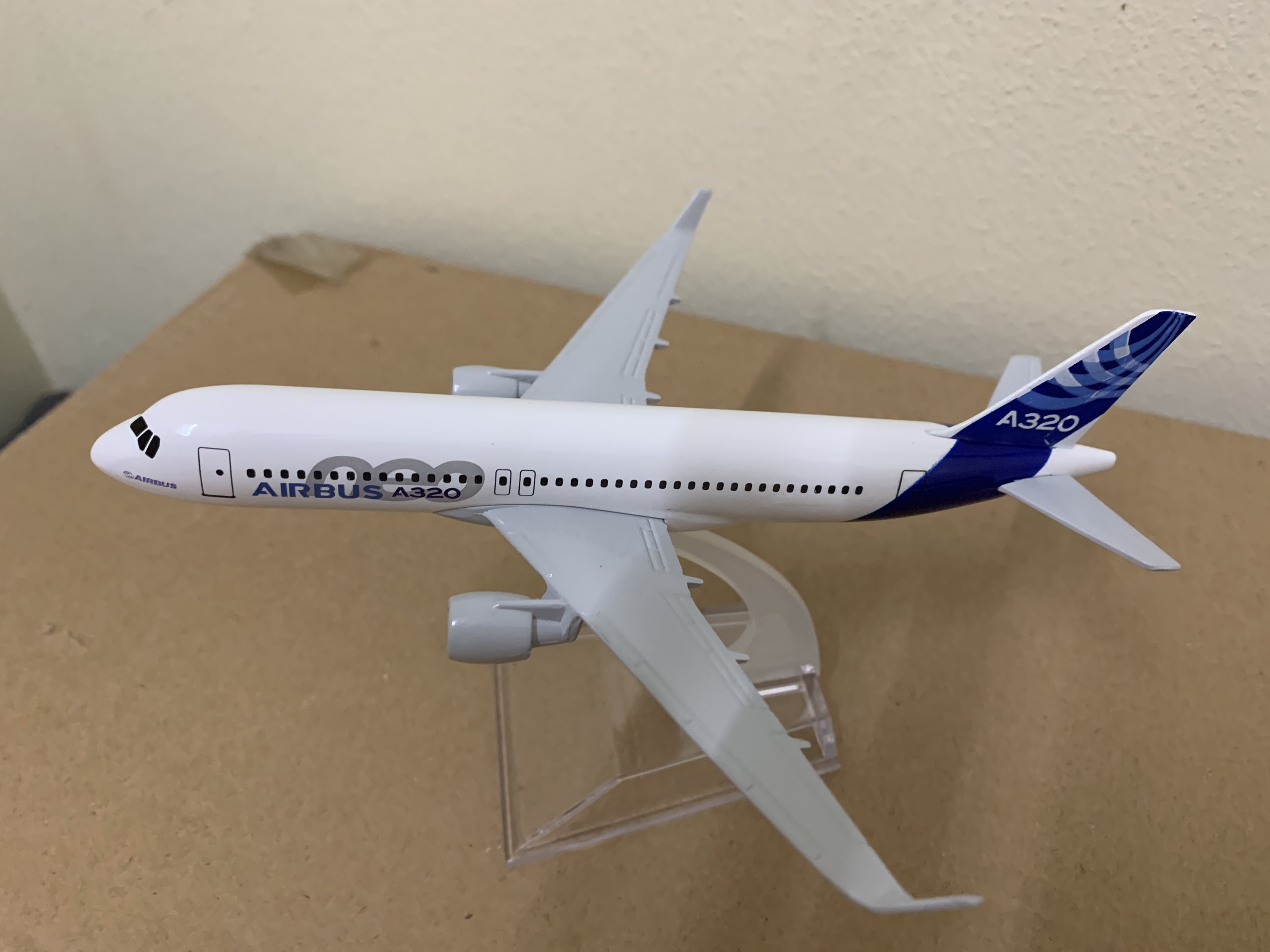 Mô hình máy bay Airbus A320 16cm + đế trưng bày