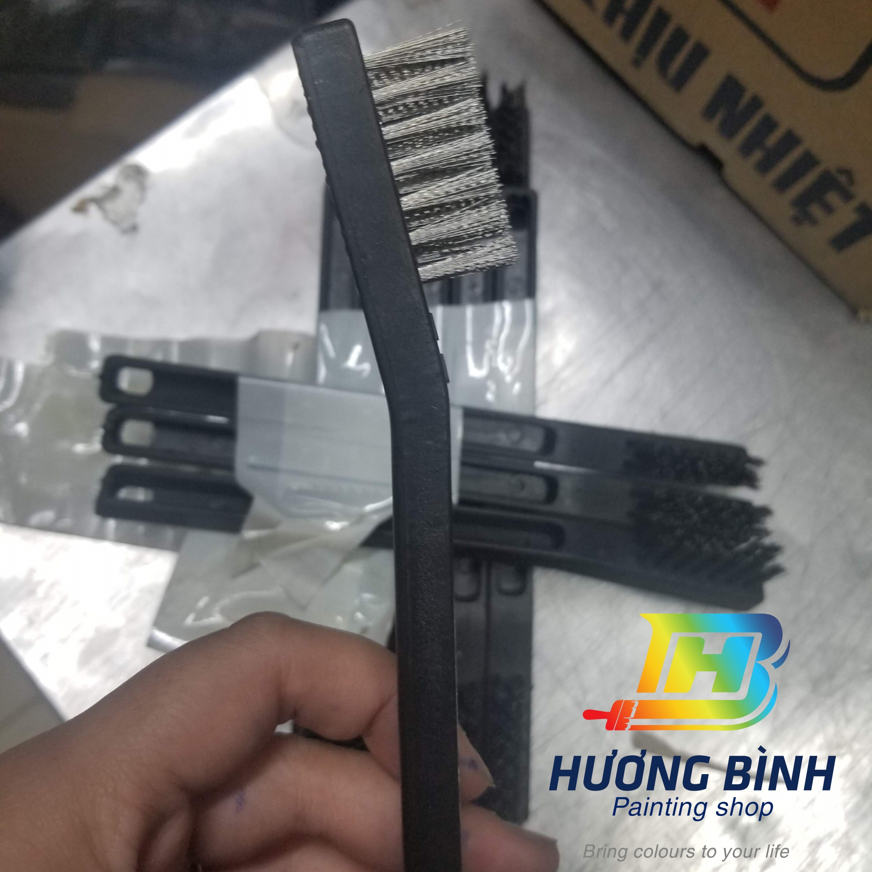 Bàn chải sắt/thép cán nhựa màu đen nhỏ
