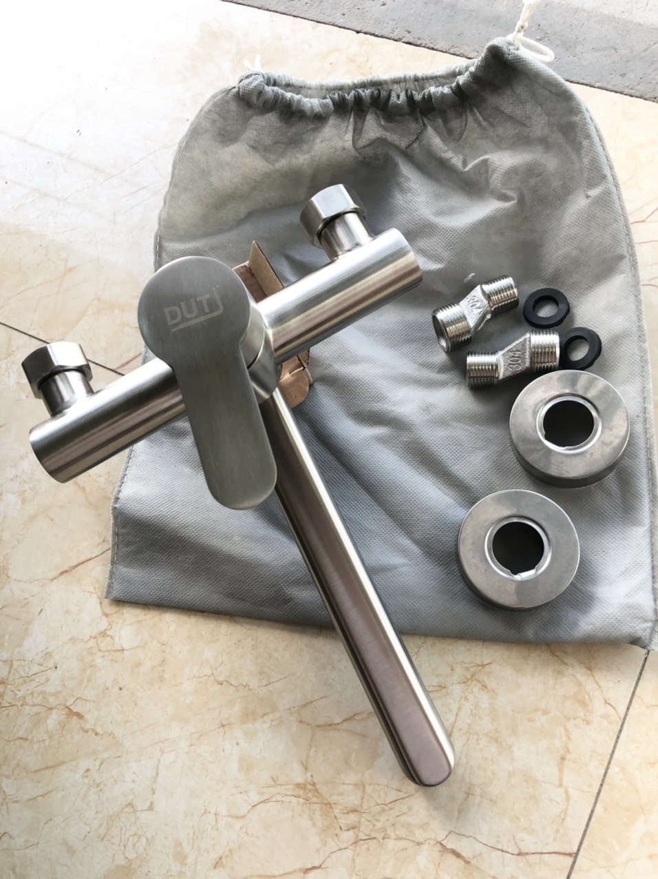 Vòi rửa chén bát gắn tường ,Vòi rửa bát nóng lạnh Inox 304 chuẩn