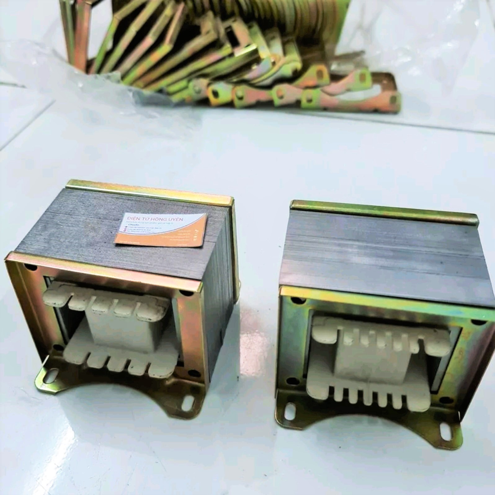 Bộ fe biến áp 28x35 và 28x50. phe sắt quấn biến áp máy 1 vế 20d718- 30d718. gồm phe + khuôn nhựa + 2 cái bát gông fe