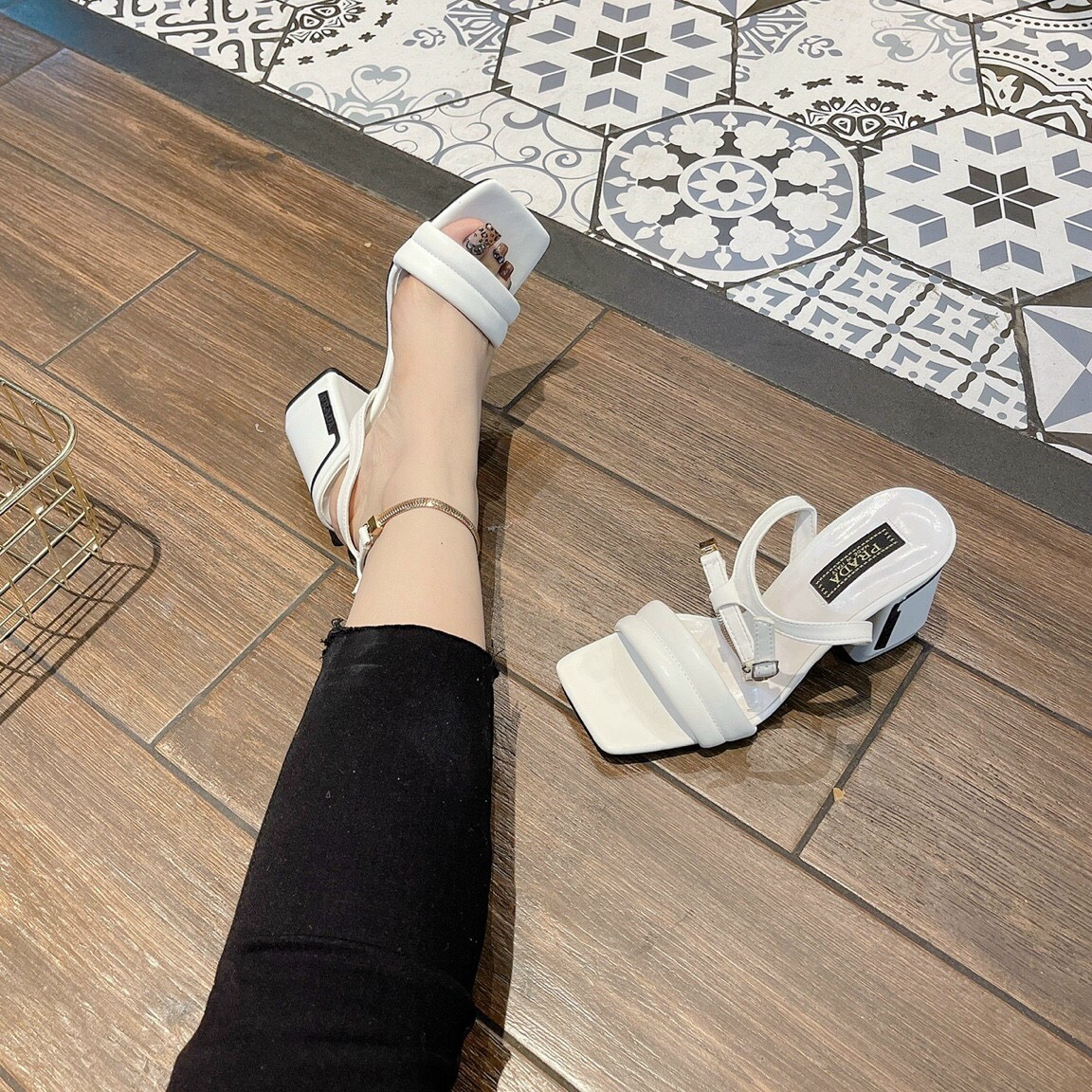 Sandal cao gót nữ quai ngang gót vuông 7p hiệu P R A D A phối dây xích,giày cao gót nữ có quai hậu cao cấp