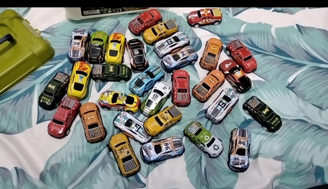 Thùng 30 chiếc ô tô đồ chơi cho bé bằng kim loại siêu hot