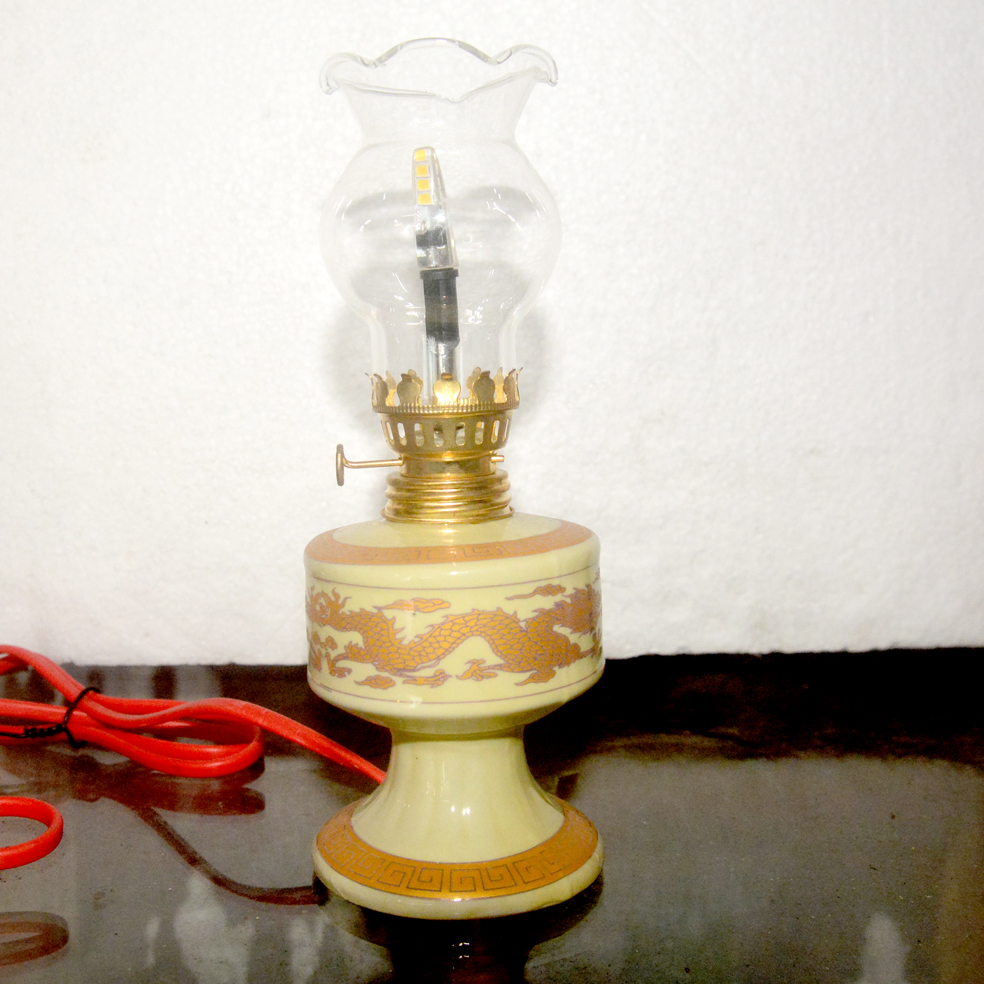 Đèn dầu bằng sứ rồng vàng cắm điện cao 18cm