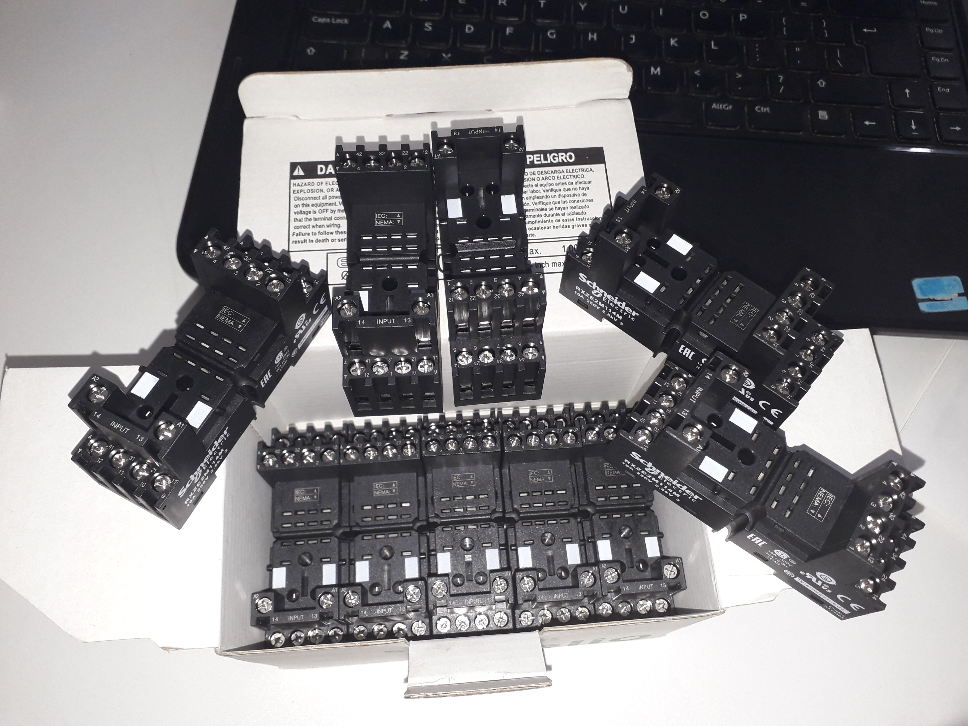 Đế relay rxze2m114m 14 chân schneider