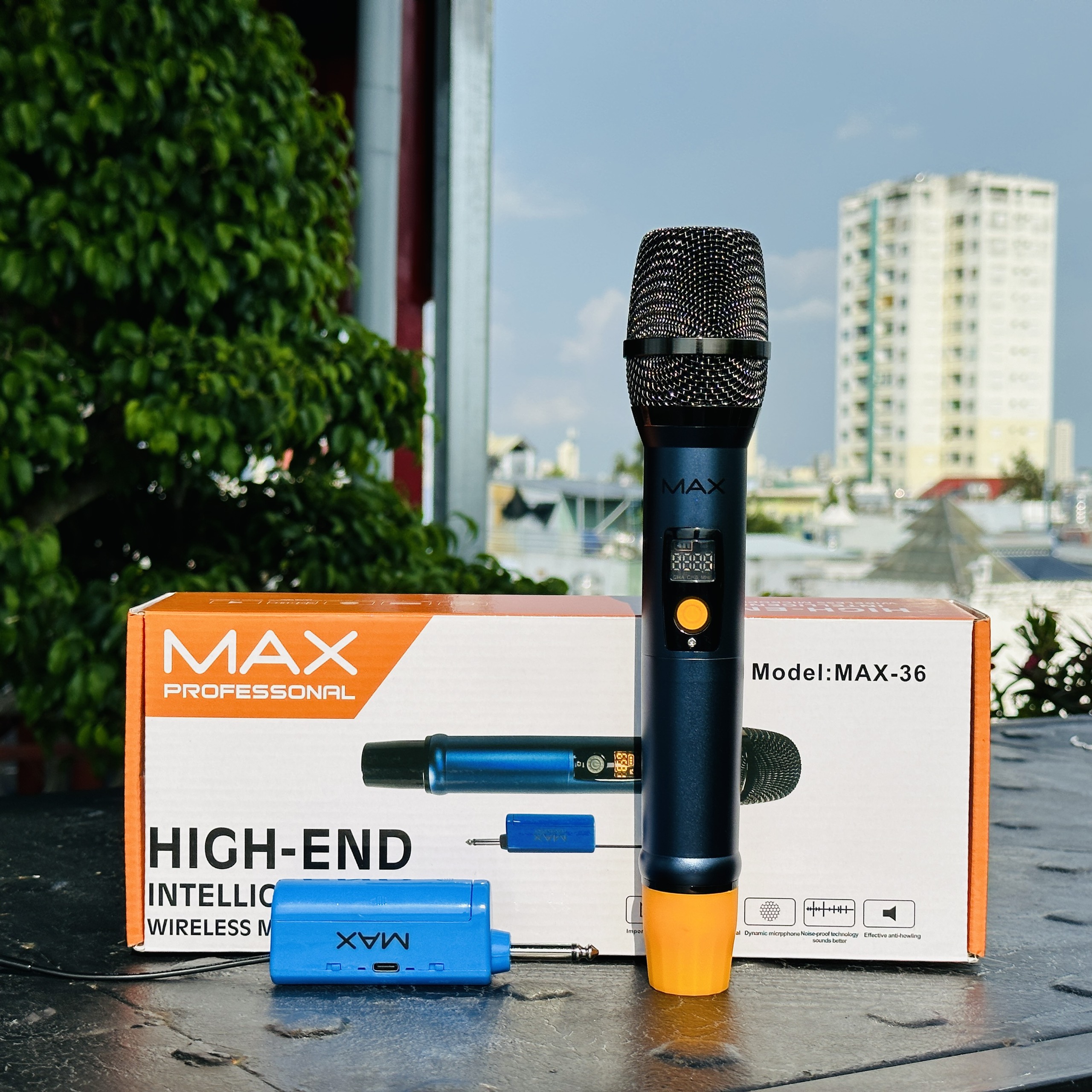 Micro không dây đa năng Max 36 - Nâng cấp từ Max 19 - Hút âm tốt, chống hú hiệu quả - Sạc pin ngay trên mic - Sử dụng pin sạc dung lượng cao - Màn hình LCD hiển thị tần số - Phù hợp mọi thiết bị bảo hành 12 tháng