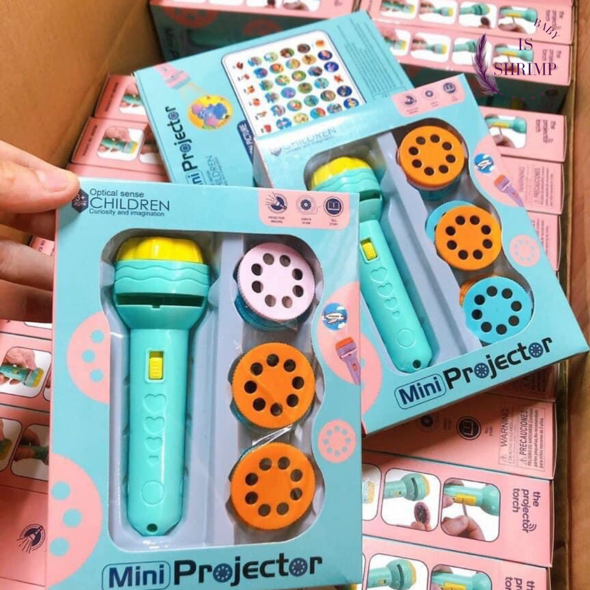 Đèn chiếu 80 hình như một rạp chiếu phim mini cho bé khám phá thế giới