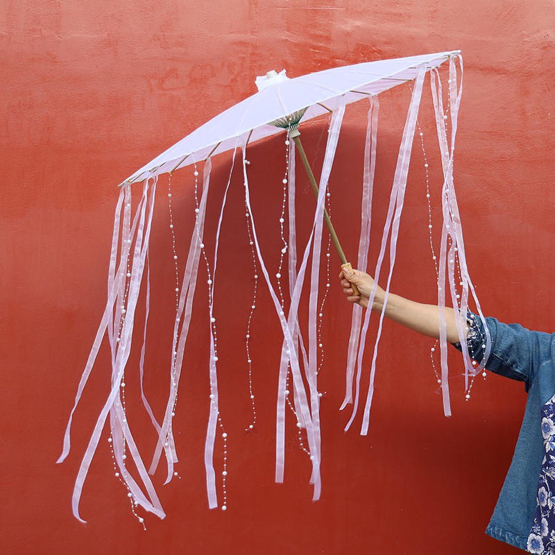 Ô, dù cổ trang trắng có tua rua dài