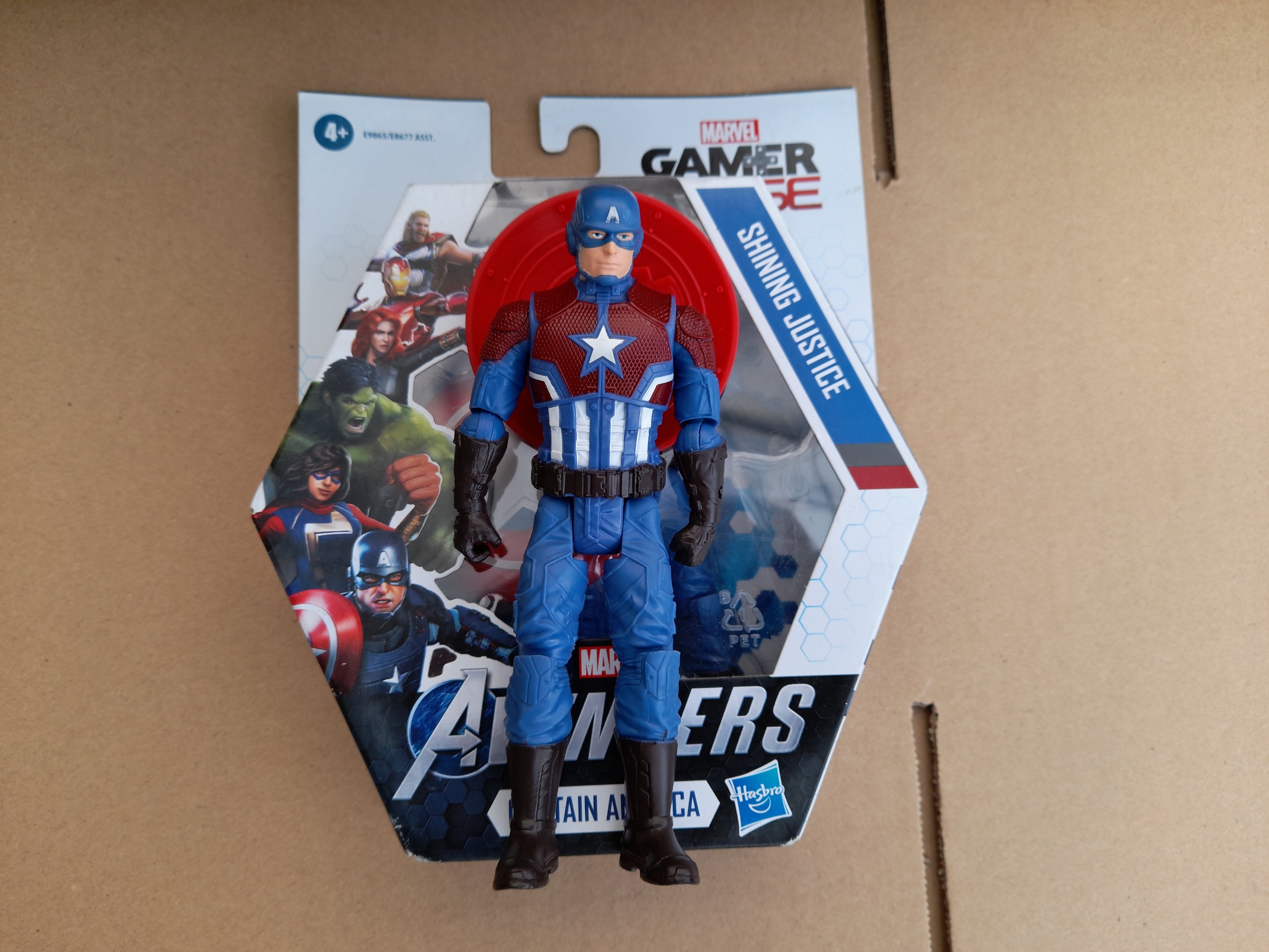 Mô hình nhân vật Captain America của hãng Hasbro - Nhân vật bằng nhựa và nguyên hộp như hình.