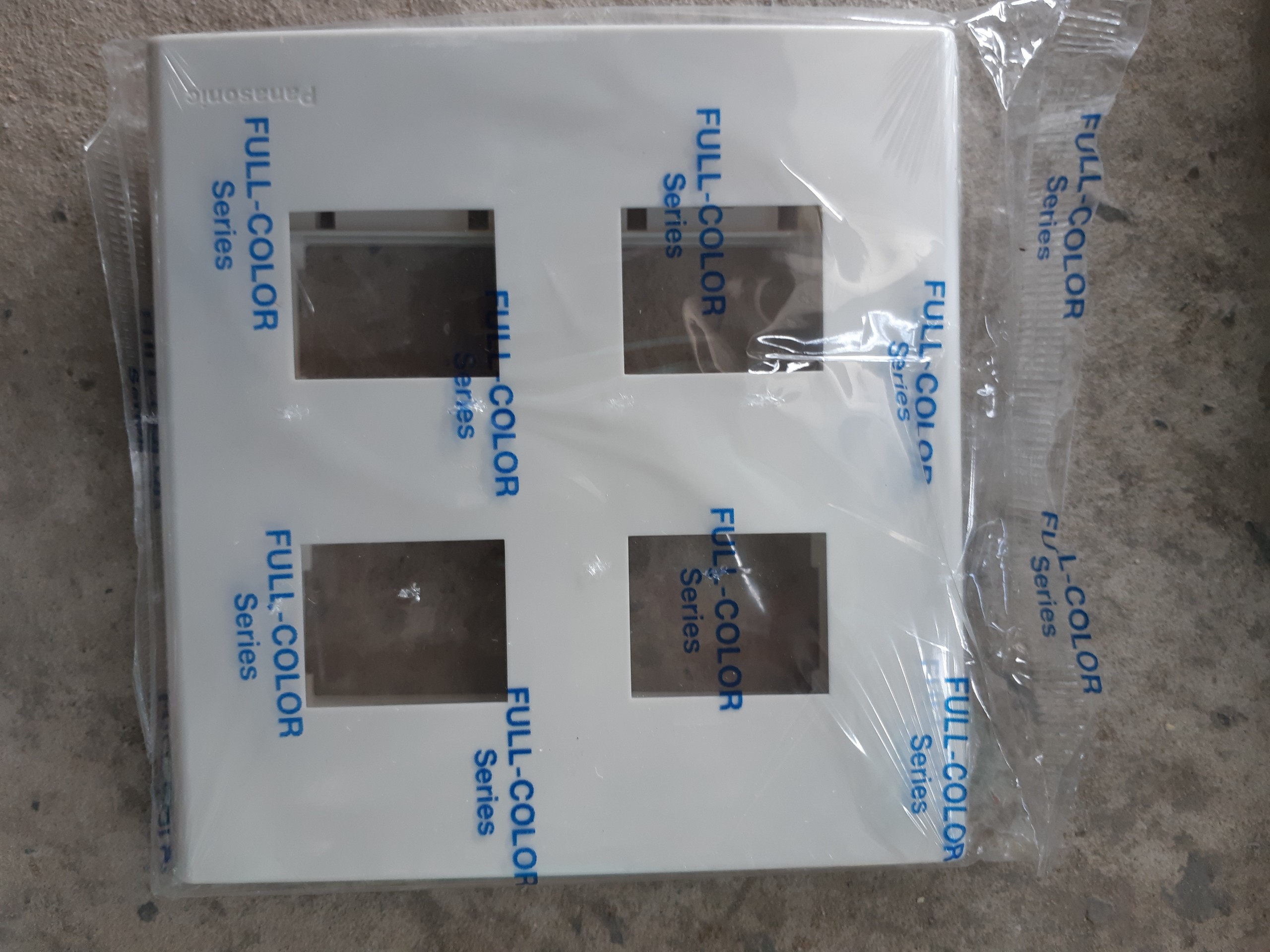 Mặt 4 thiết bị PANASONIC WZV 7844W