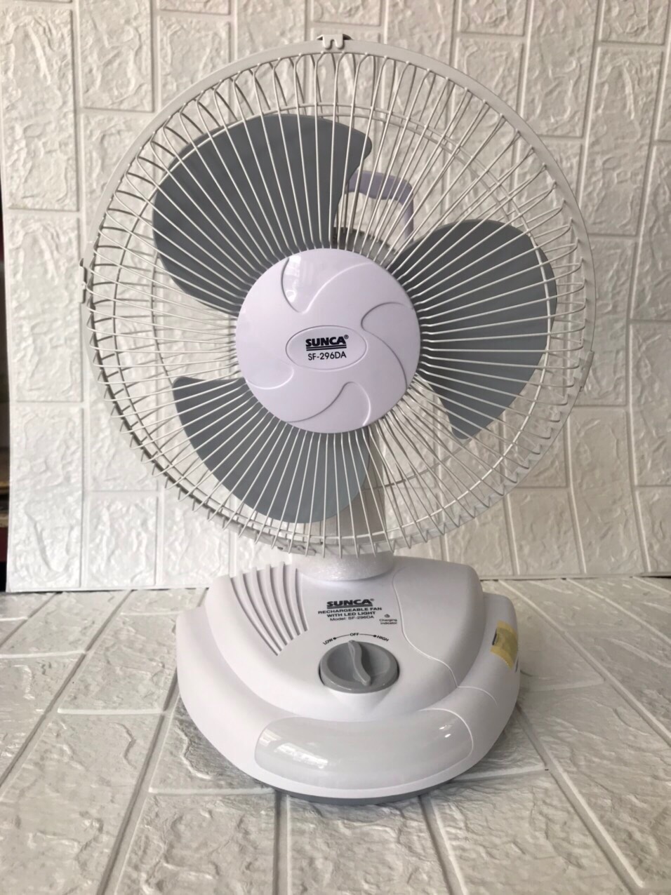 Quạt sạc tích điện dùng cho mùa hè đa năng có đèn sunca sf-296da
