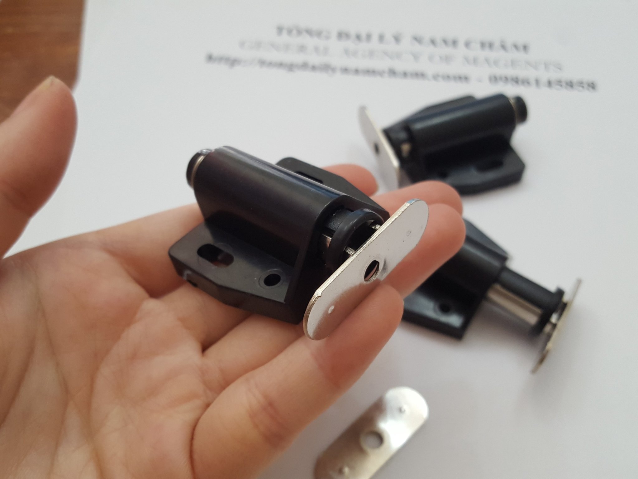 5 cái Chốt bấm mở nam châm/ Hít cửa đen