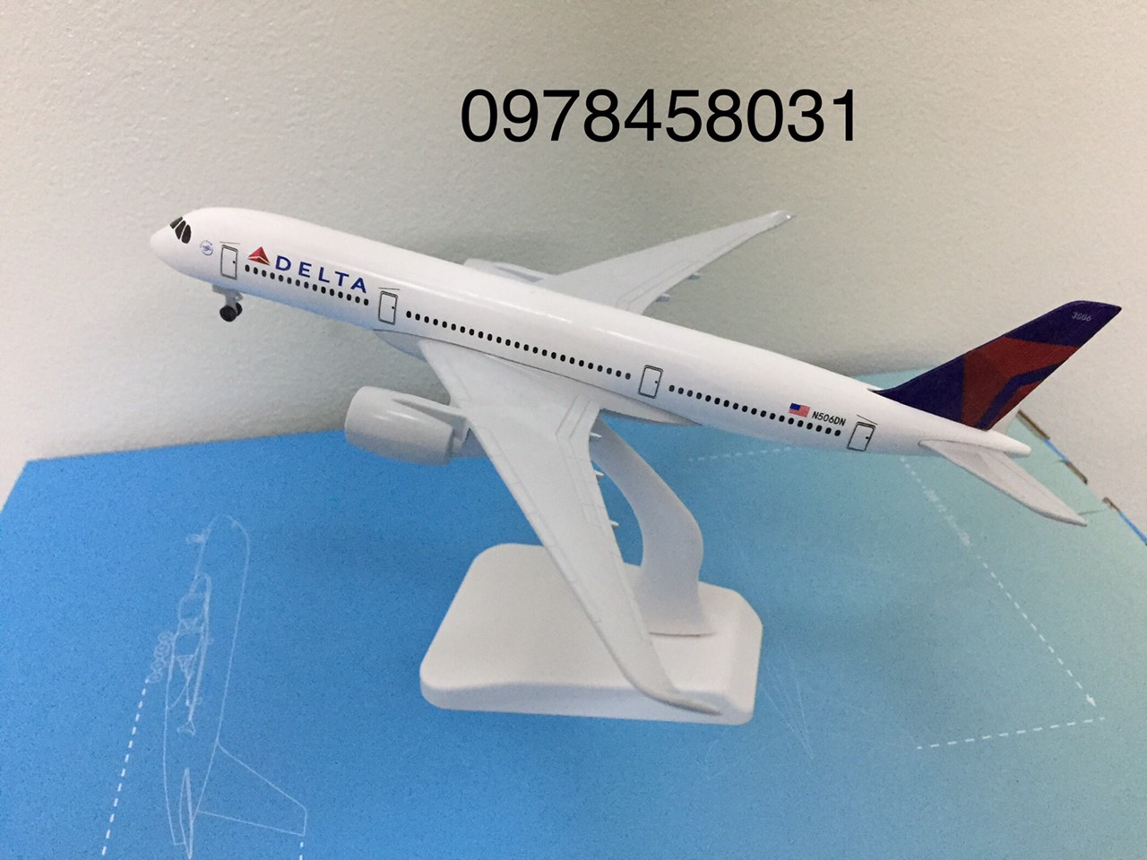 Mô hình máy bay Delta 18cm có bánh xe