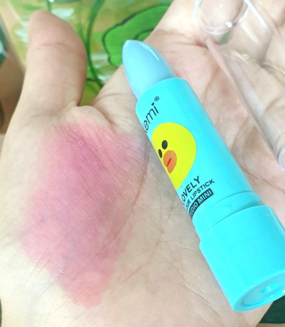 Son gió dưỡng trái cây giúp làm hồng môi và căng mọng môi