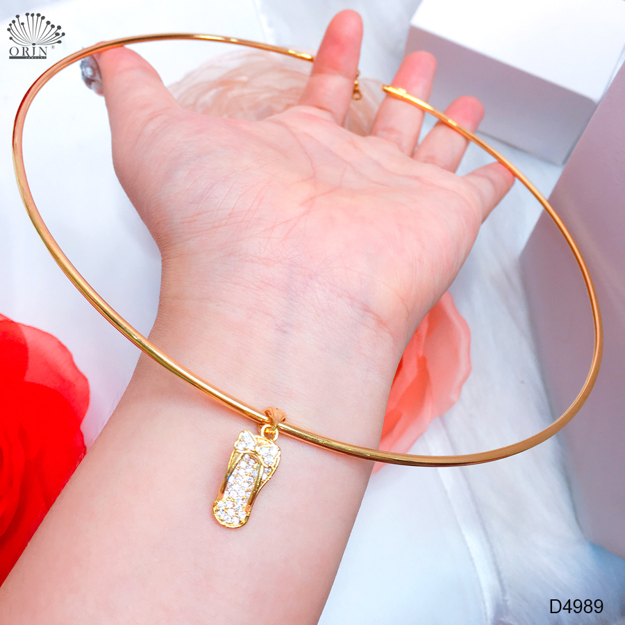 Kiềng cổ nữ dạng trơn nhuyễn mặt chiếc dép đính đá thiết kế cao cấp Orin D4989 - Long Tien