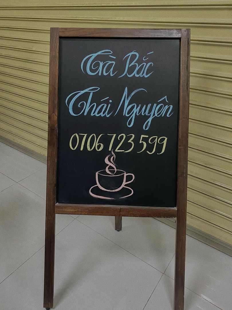 Bảng MENU cafe nhà hàng 1 mặt 3 chân gỗ gấp (TẶNG KÈM PHẤN MÀU + XỐP LAU BẢNG)