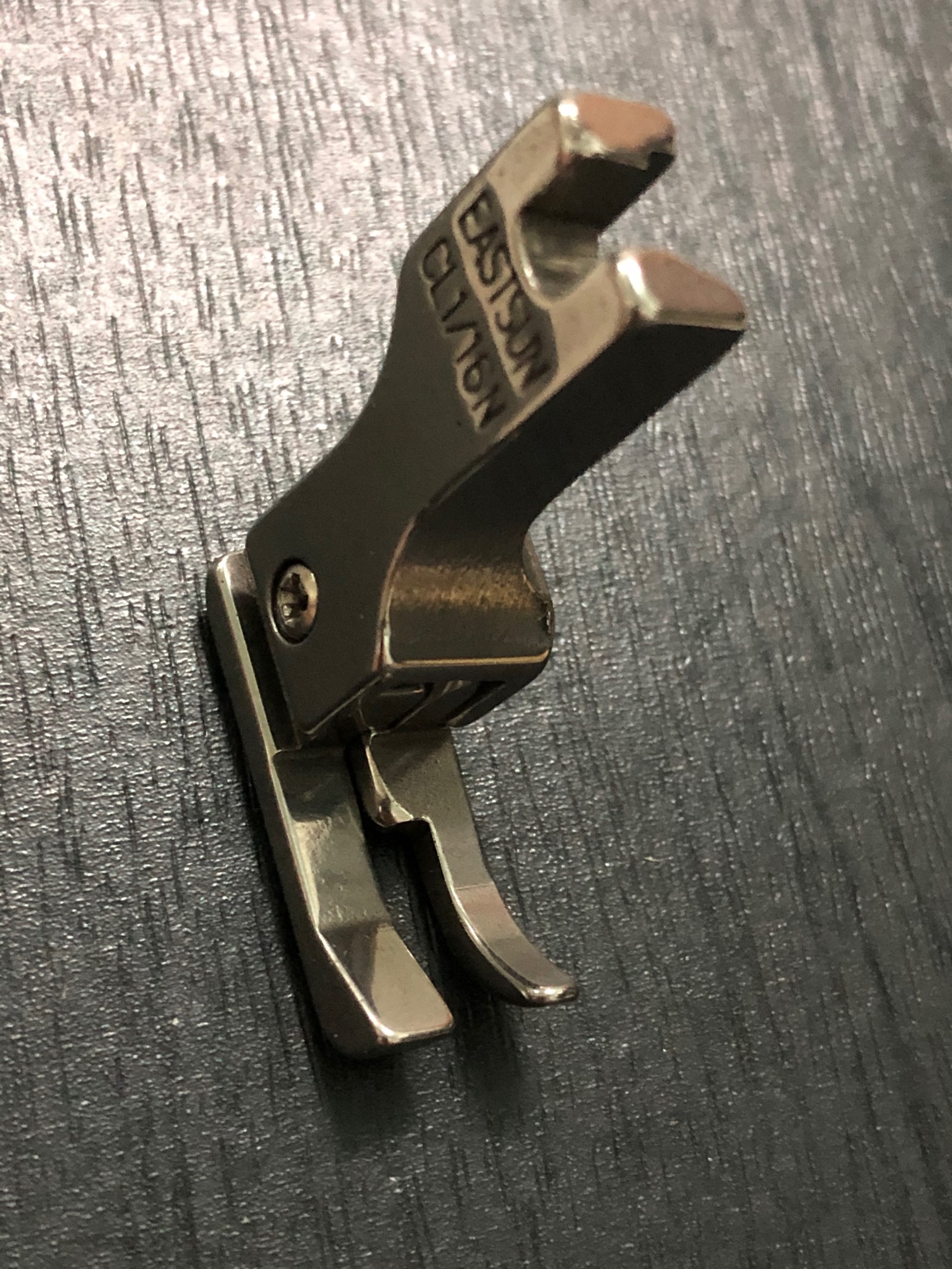 Chân vịt 1 kim mí trái cl-1/16n