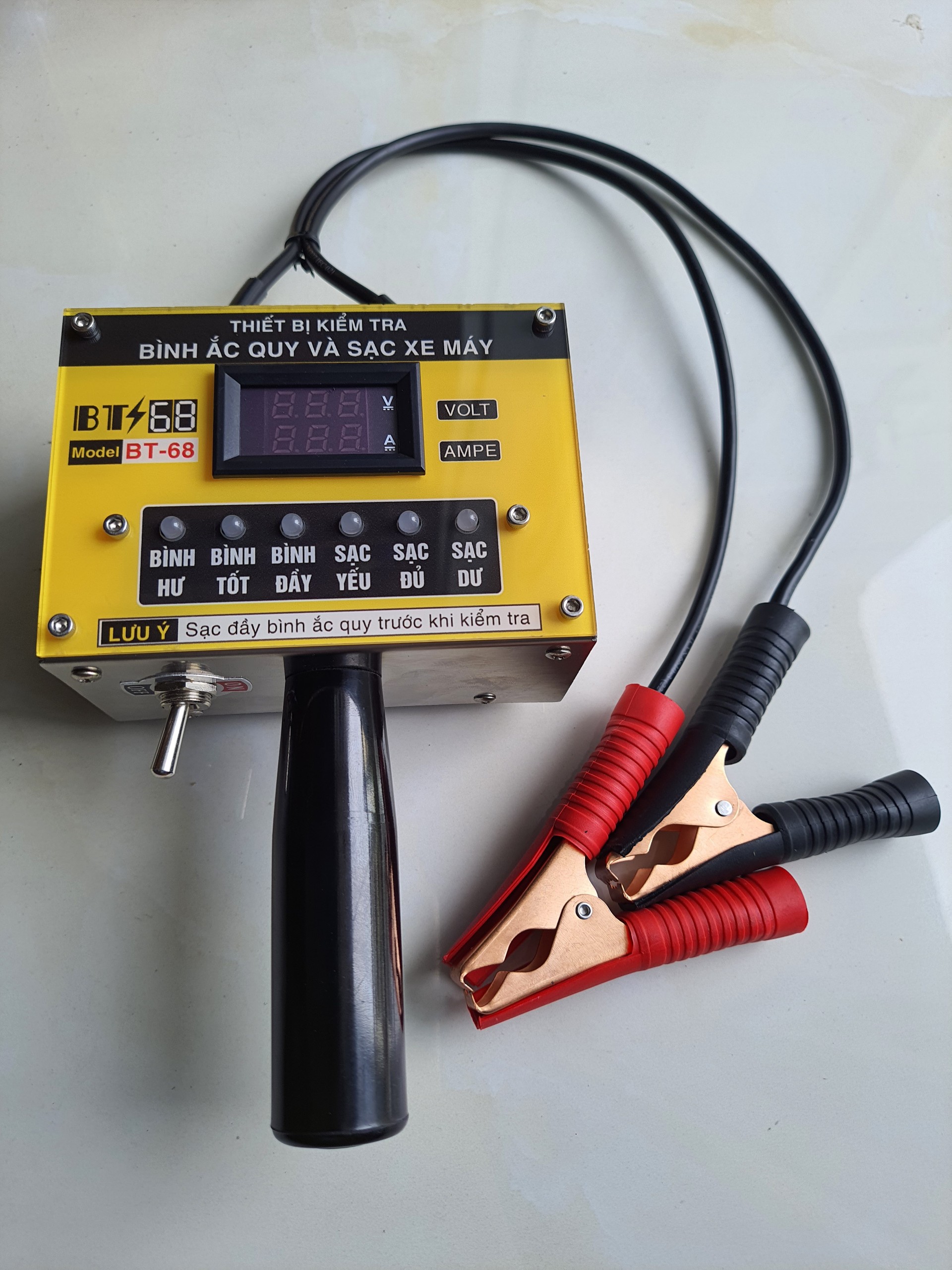 Thiết bị kiểm tra bình ắc quy và sạc xe máy bt68
