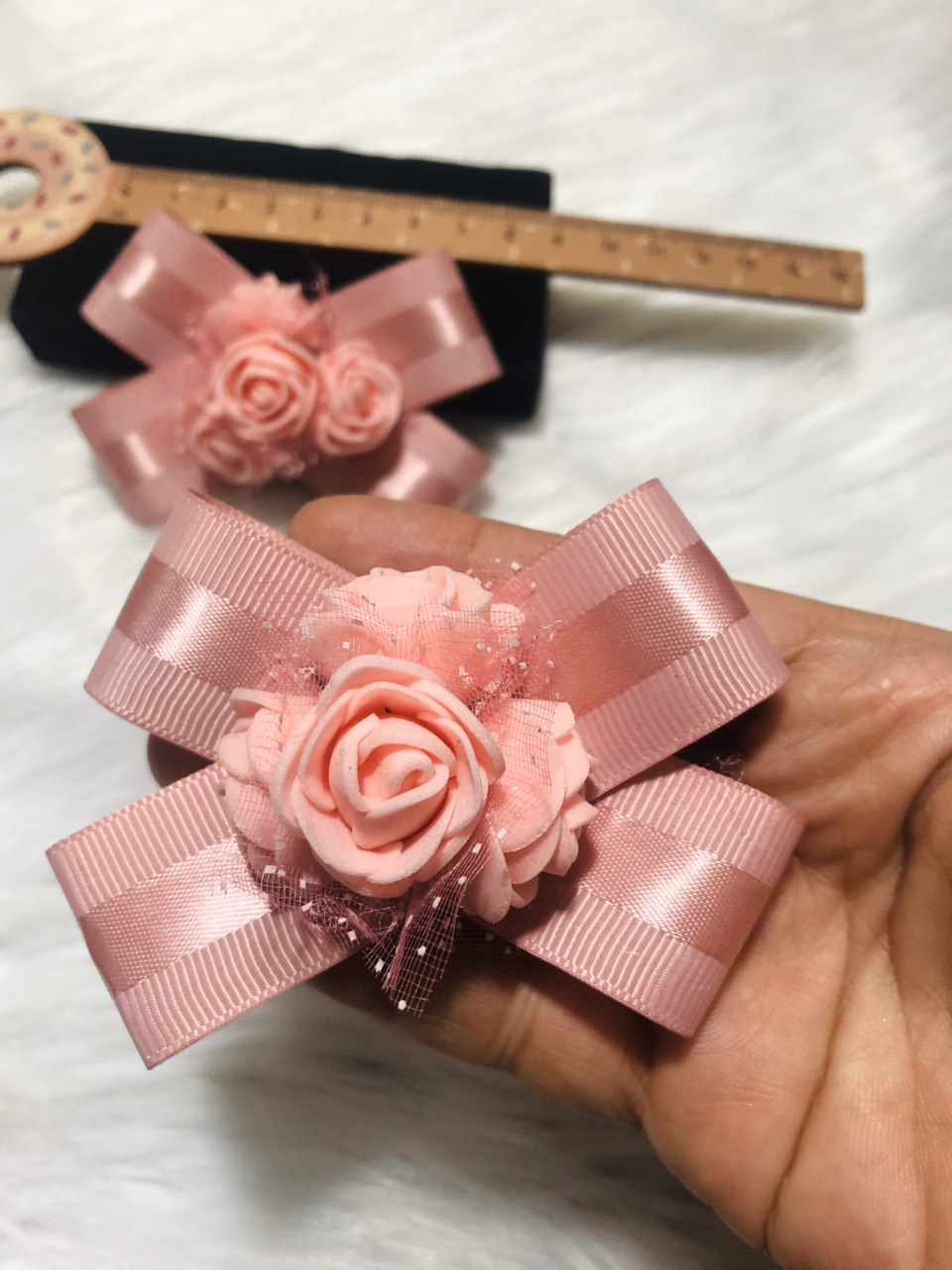 [HCM]Cài áo nơ phôi hoa hồng voan. Màu HỒNG - ĐỎ. Kích thước 7 x 8 cm