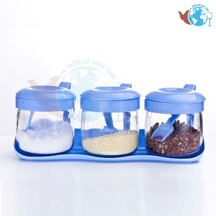 [HCM]Combo 3 lọ đựng gia vị bằng thủy tinh 300ml có nắp đậy và kèm khay nhựa 3 hũ thủy tinh đựng gia vị kèm muỗng màu giao ngẫu nhiên