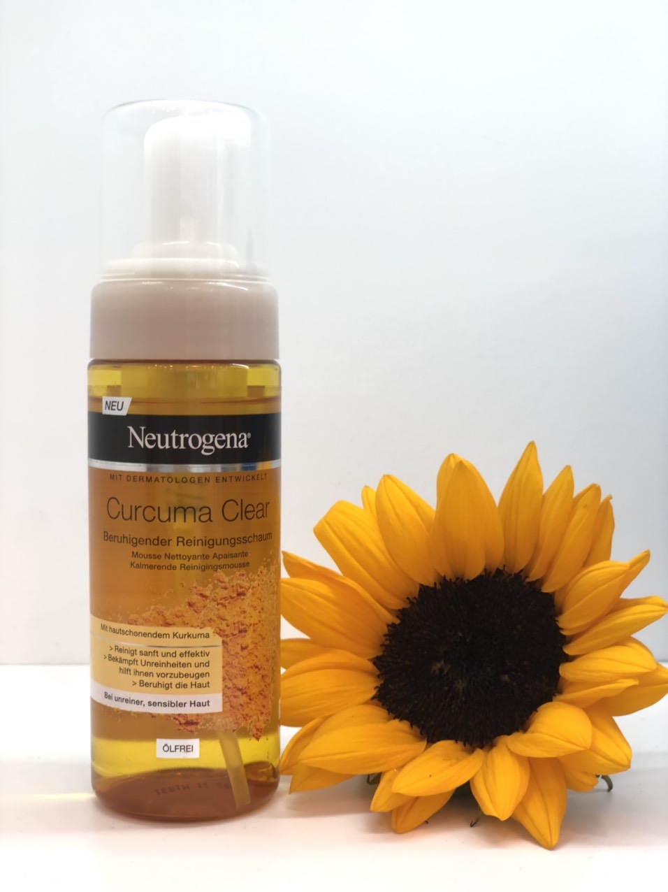 Sữa rửa mặt tạo bọt Neutrogena Nghệ Curcuma Clear 150ML - Hàng xách tay Pháp
