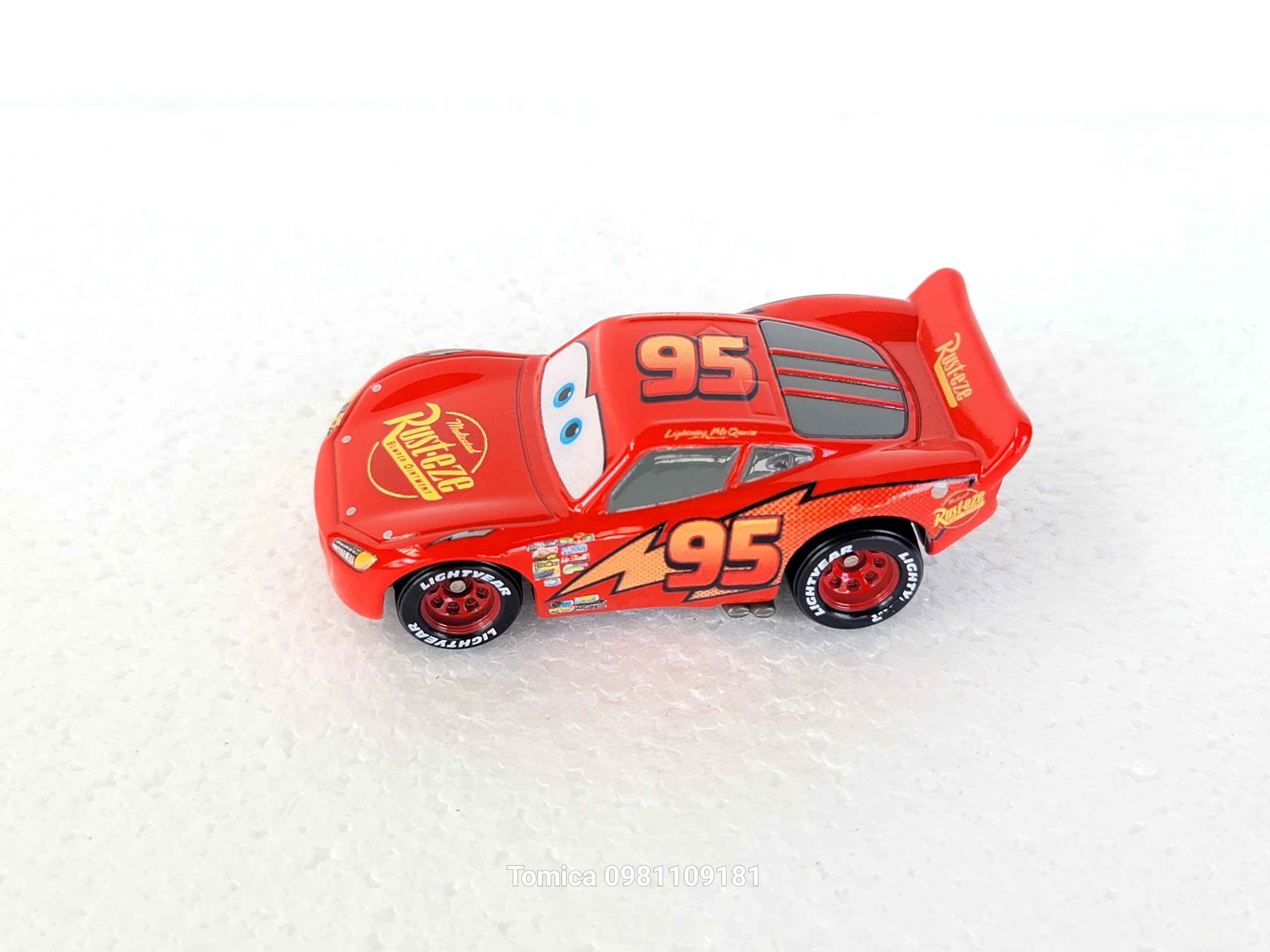 Xe mô hình Tomica (CH) - Xe Disney - Xe Cars Lightning McQueen (Tem đỏ) trong phim Vương Quốc Xe Hơi) màu đỏ giá rẻ cho bé