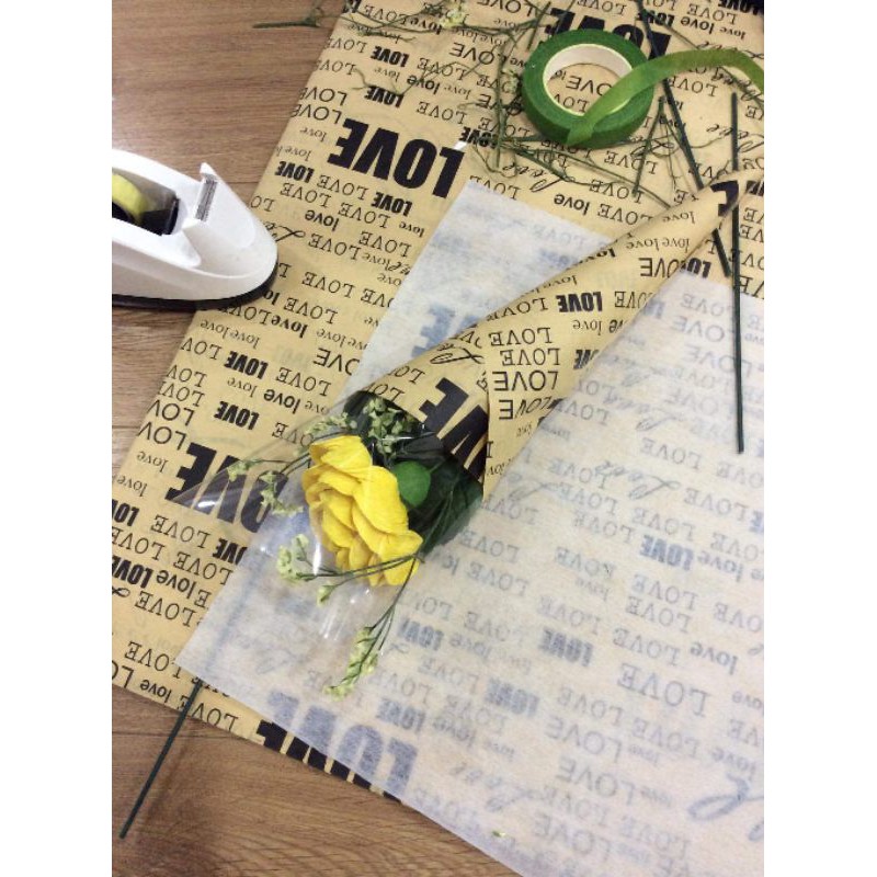 Hoa giấy 1 bông ốc quế bọc báo kèm hoa khô và giấy bóng kính