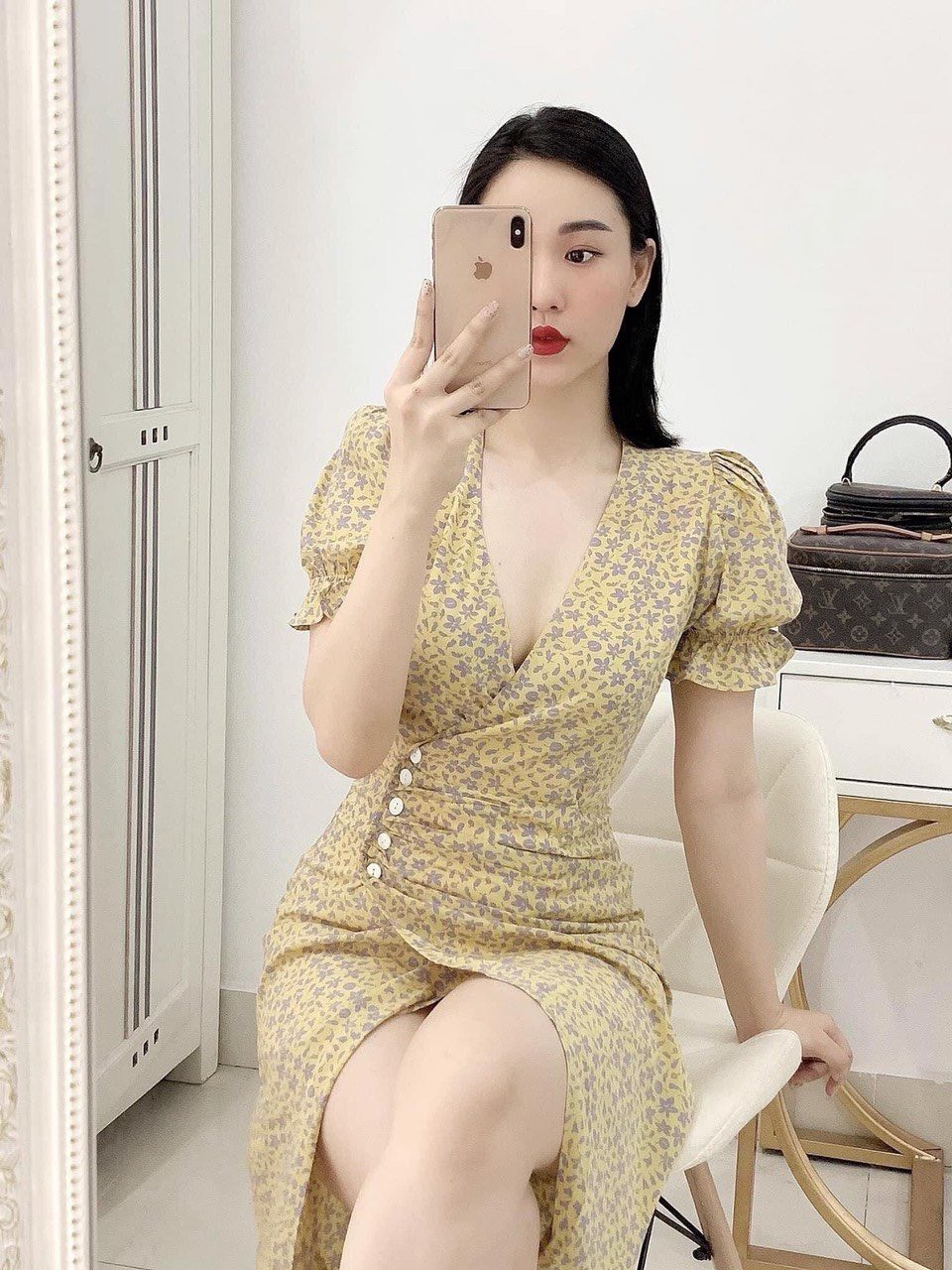 Váy hoa vàng cổ v li xếp cúc trc