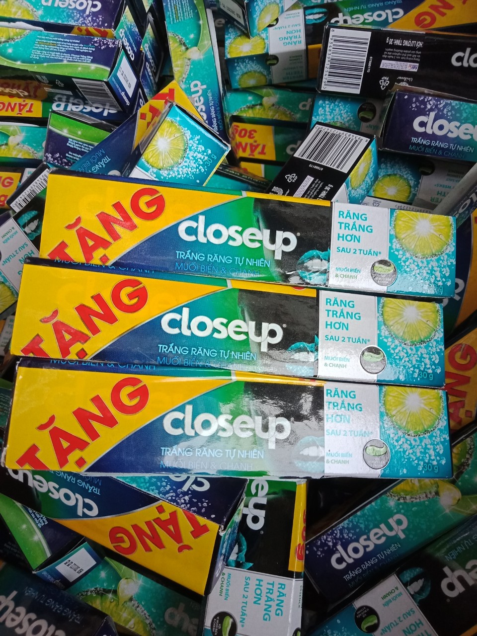 5 cây Kem Đánh Răng Closeup Trắng Răng Tự Nhiên Closeup Muối Biển Và Chanh Tuýp 30g