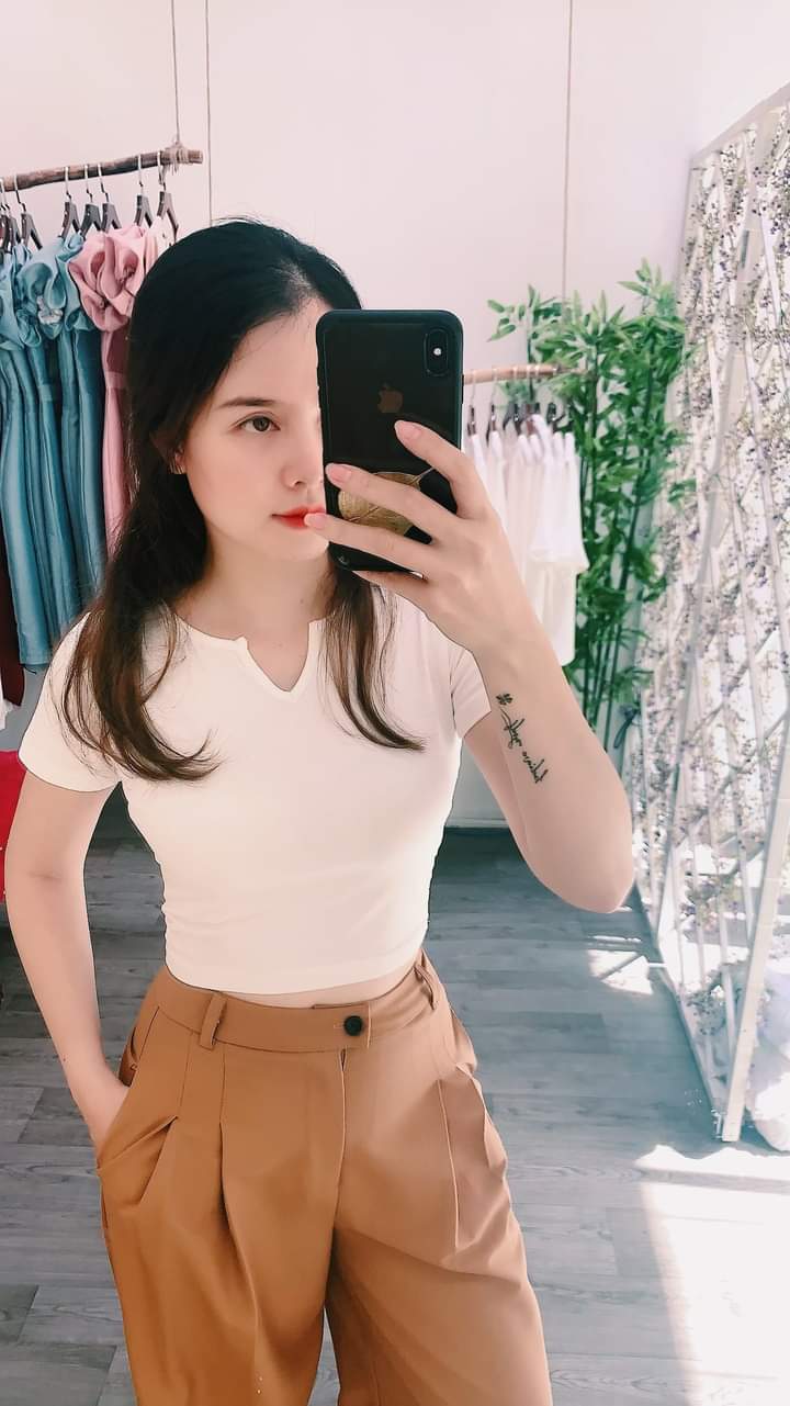 Aó thun nữ  croptop  cổ V tay ngắn ,fom ôm body