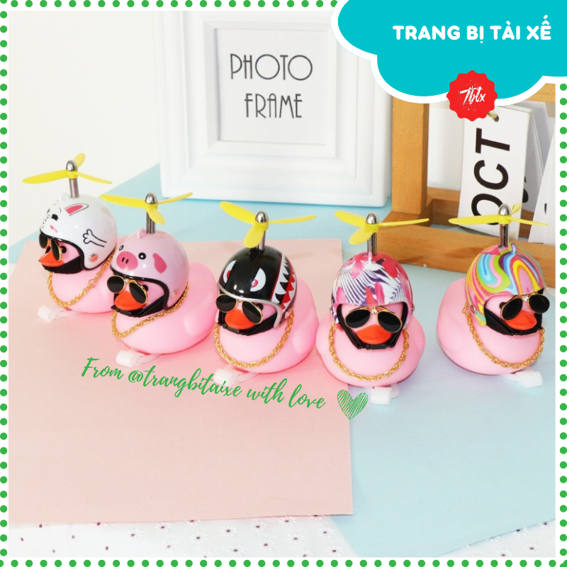 Vịt hồng trang trí xe máy ô tô xe đạp đội mũ bảo hiểm gắn chong chóng