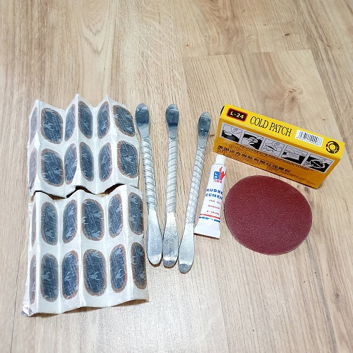 Bộ Dụng Cụ 3 Món Vá Ruột Xe Máy Gồm 1 hộp 24 miếng vá xe + 3cây nại vỏ 21cm+ 1 miếng nhám tròn