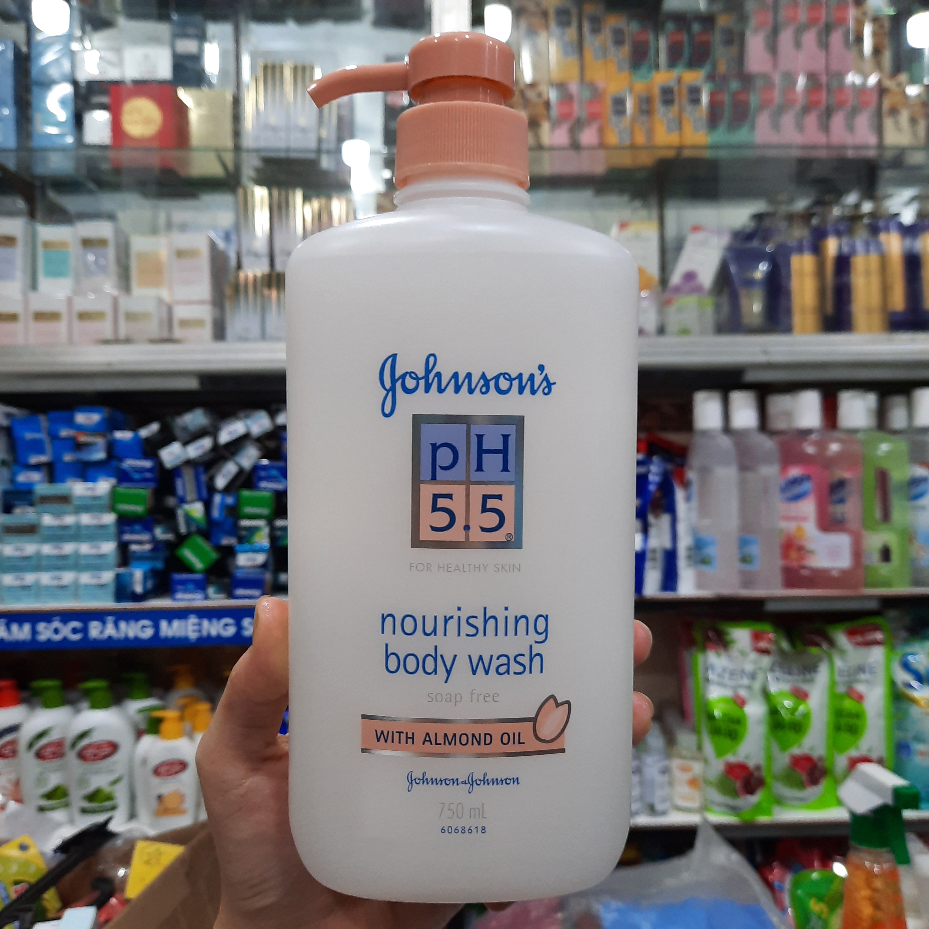 Sữa tắm Johnson’s pH 5.5 tinh dầu hạnh nhân 750ml