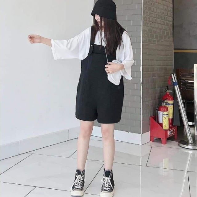 Set yếm đùi ống rộng và áo thun trắng