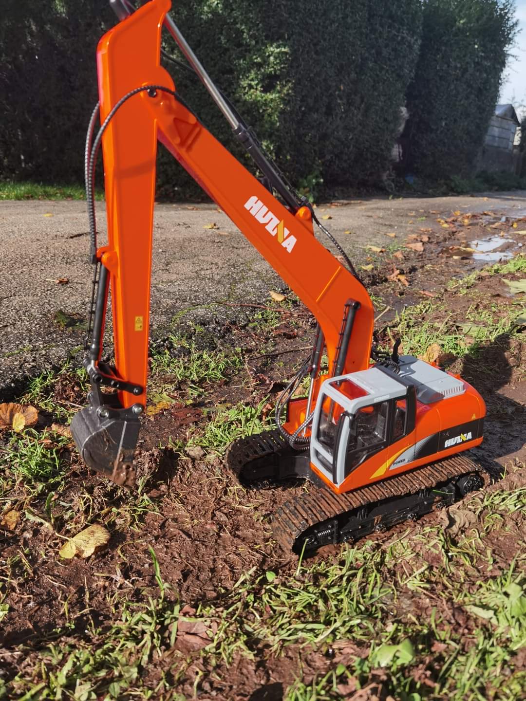 MÁY XÚC HUINA 1551 ĐIỀU KHIỂN TỪ XA