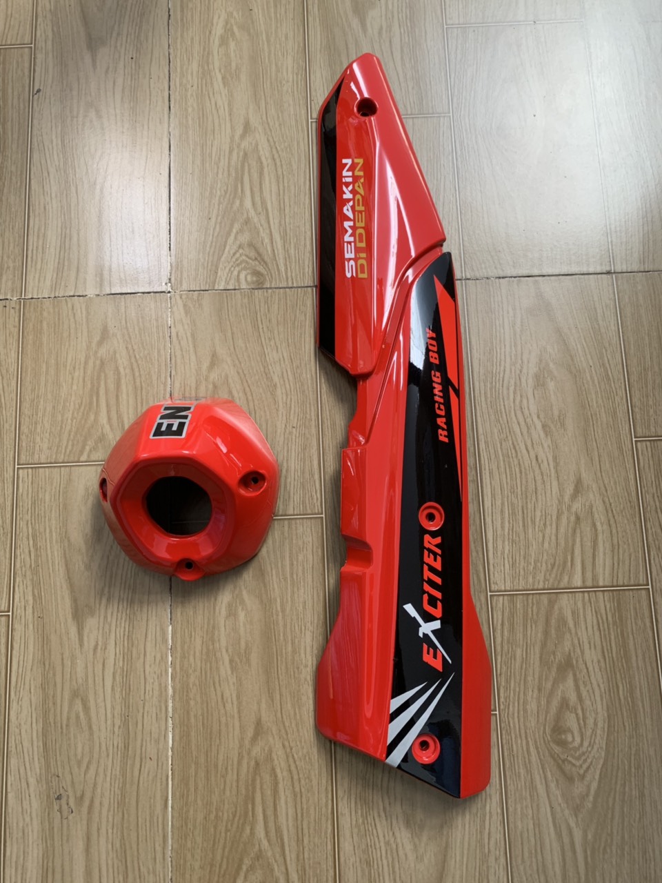 Ốp pô và chụp đích pô xe exciter 155 màu đỏ tươi tem đen