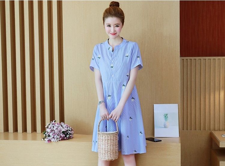 Đầm bầu sọc xanh cổ trụ thêu hoa - dn88778