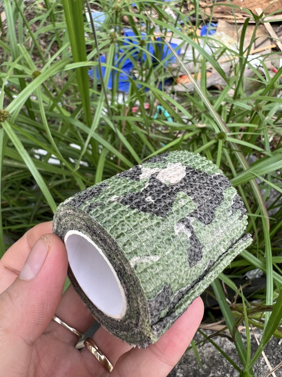 Cuộn băng keo không dệt tự dính khi dán chồng lên nhau, quấn cơ khớp, quấn máy xăm,quấn chống trơn