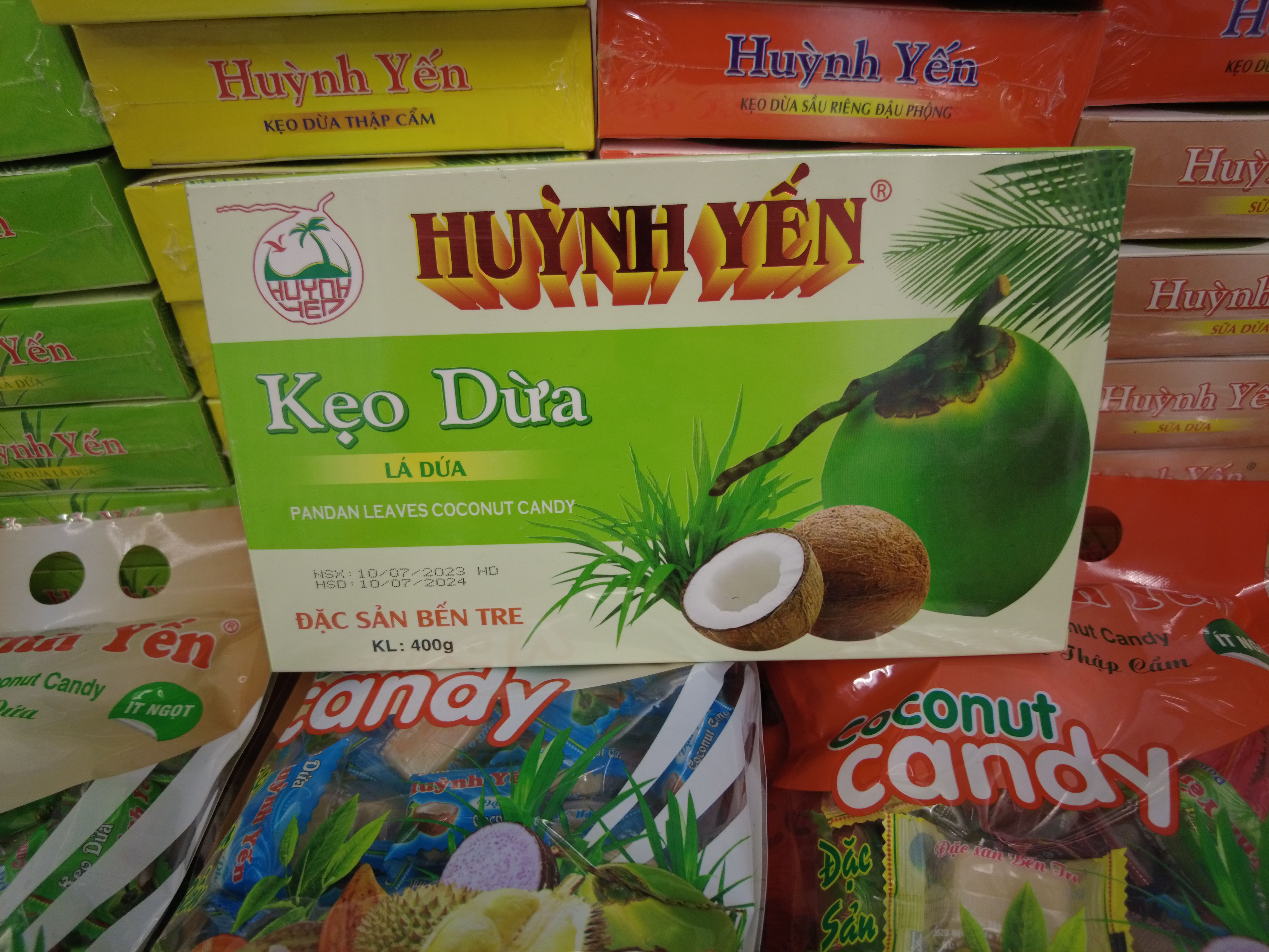 Kẹo dừa Bến Tre Huỳnh Yến chính hãng - Vị lá dứa - Kẹo dừa ít ngọt gia truyền, mềm dẻo đậm đà vị dừa - Gói 300g