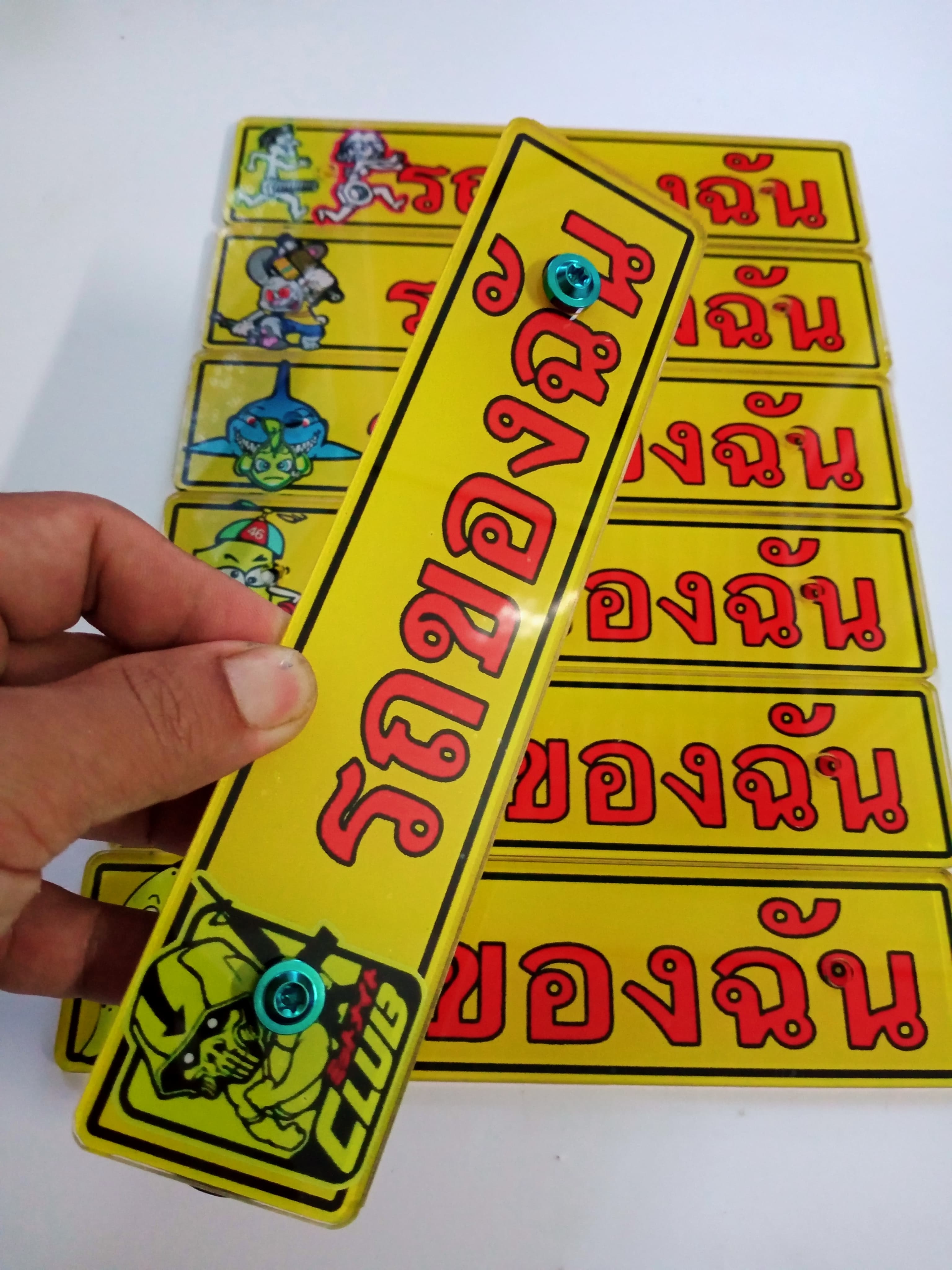 Bảng tên thái +kèm 2 con ốc gr5 +bát ốc đầy đủ-lắp xe máy.