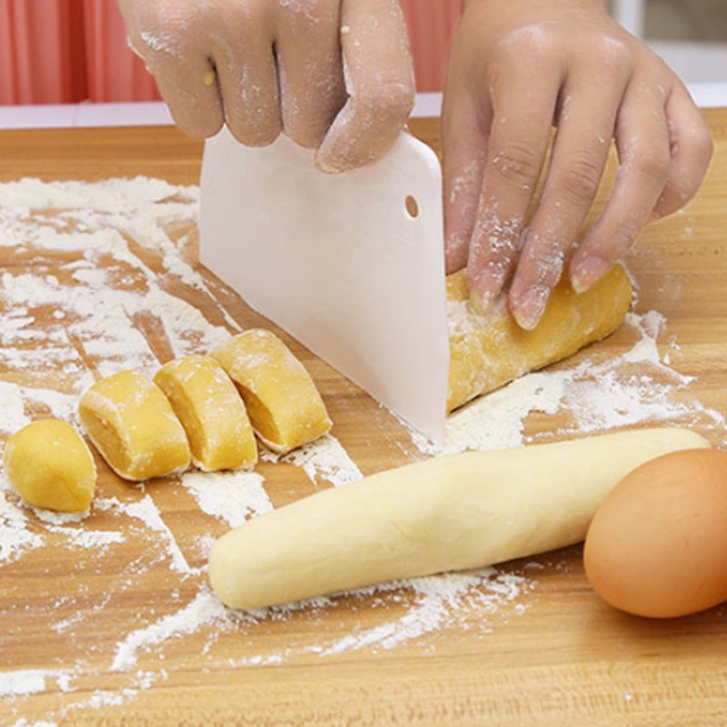 Dụng cụ cắt bột làm bánh -Dụng cụ làm bánh bằng nhựa (kích thước 13,5x9,5cmcm)