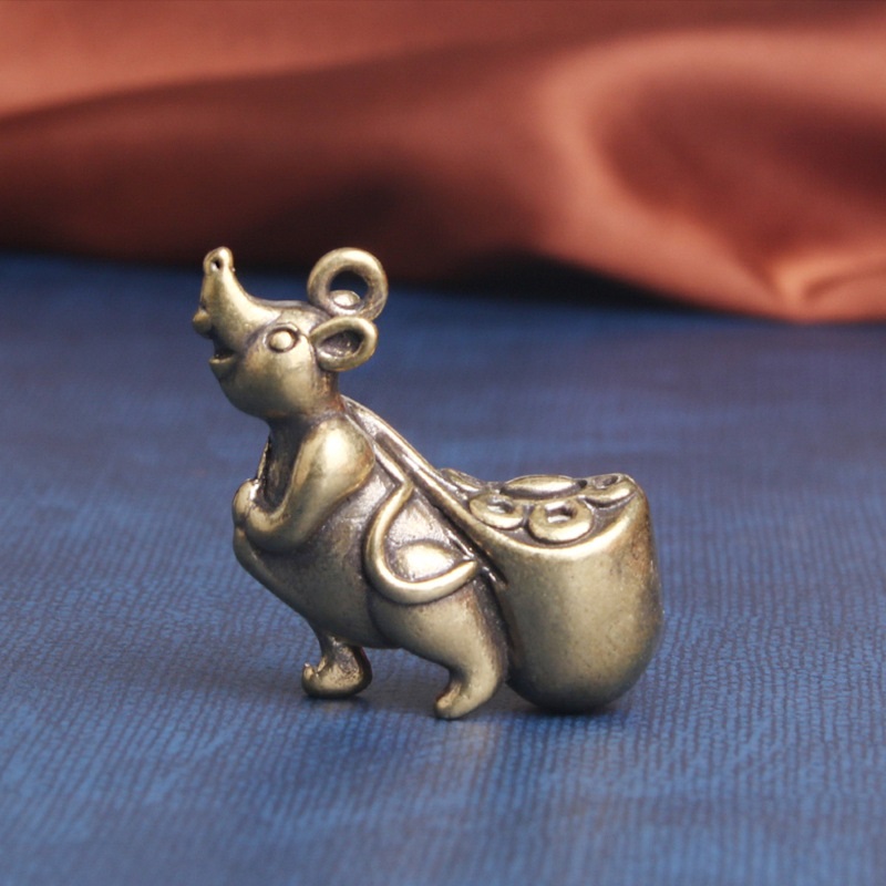 Tượng Phong Thủy Hình Con Chuột Kéo Bao Vàng Bằng Đồng (Kích Thước: 3.9 x 2.8cm)