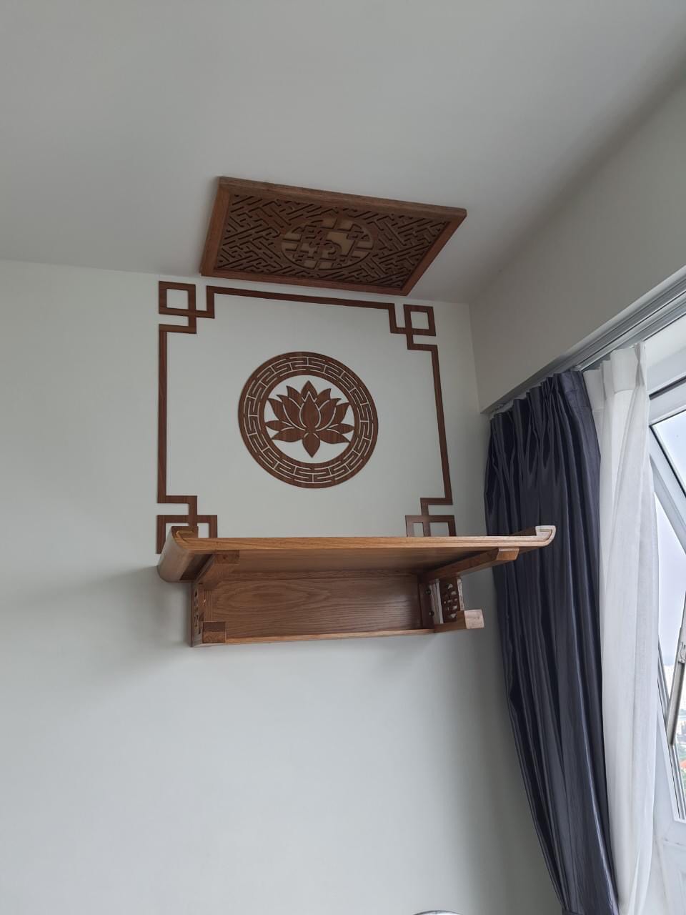Freeship Bộ 4 món: 1 Bàn thờ treo tường gỗ sồi kích thước 81cm x 48cm + 1 tấm chống ám khói + 1 ốp chữ tròn + 1 bộ viền vuông