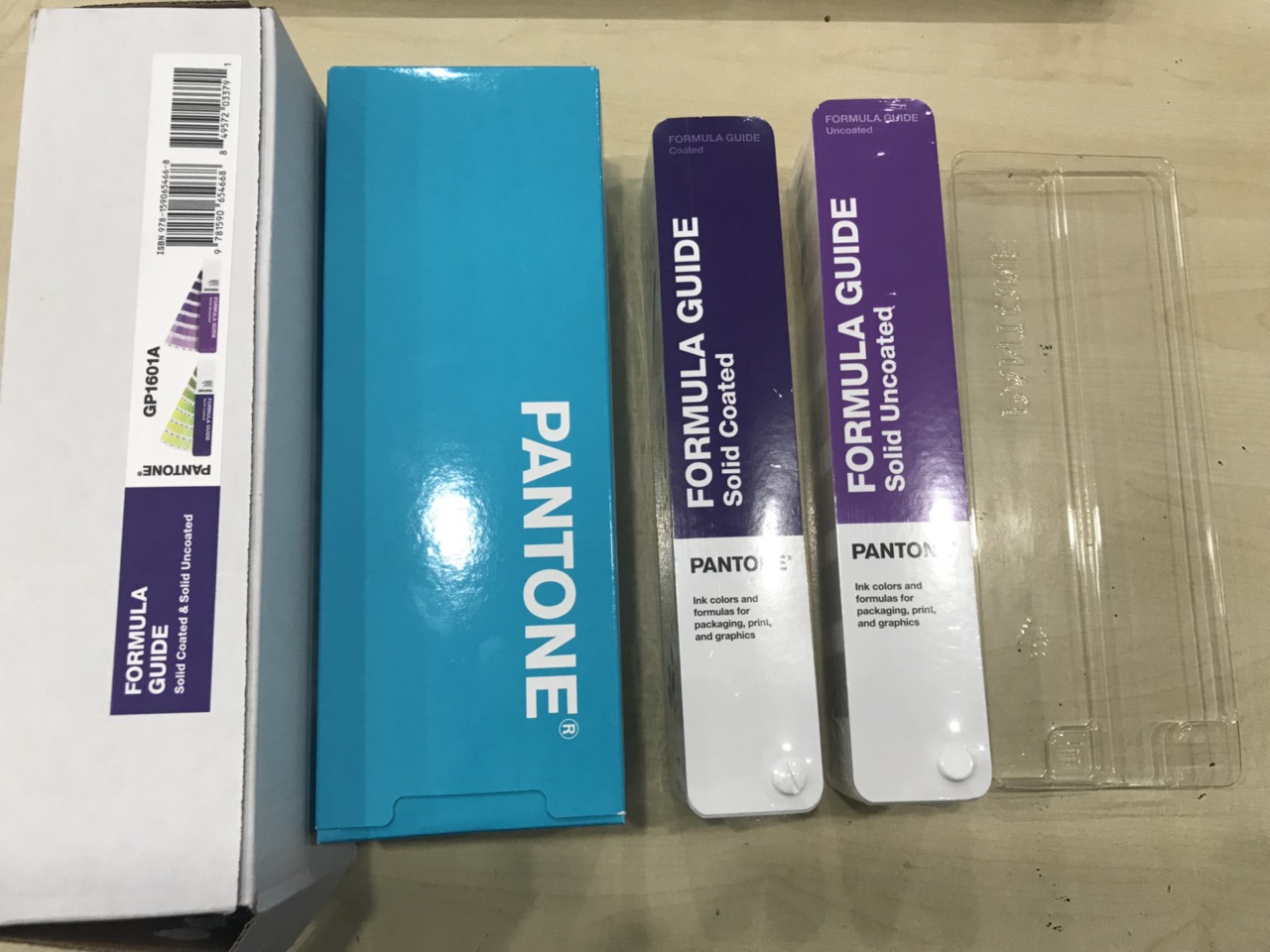 Bảng màu Pantone Formula Guide Solid Coated & UnCoated GP1601A - Pantone C và U Mới 2019-2022
