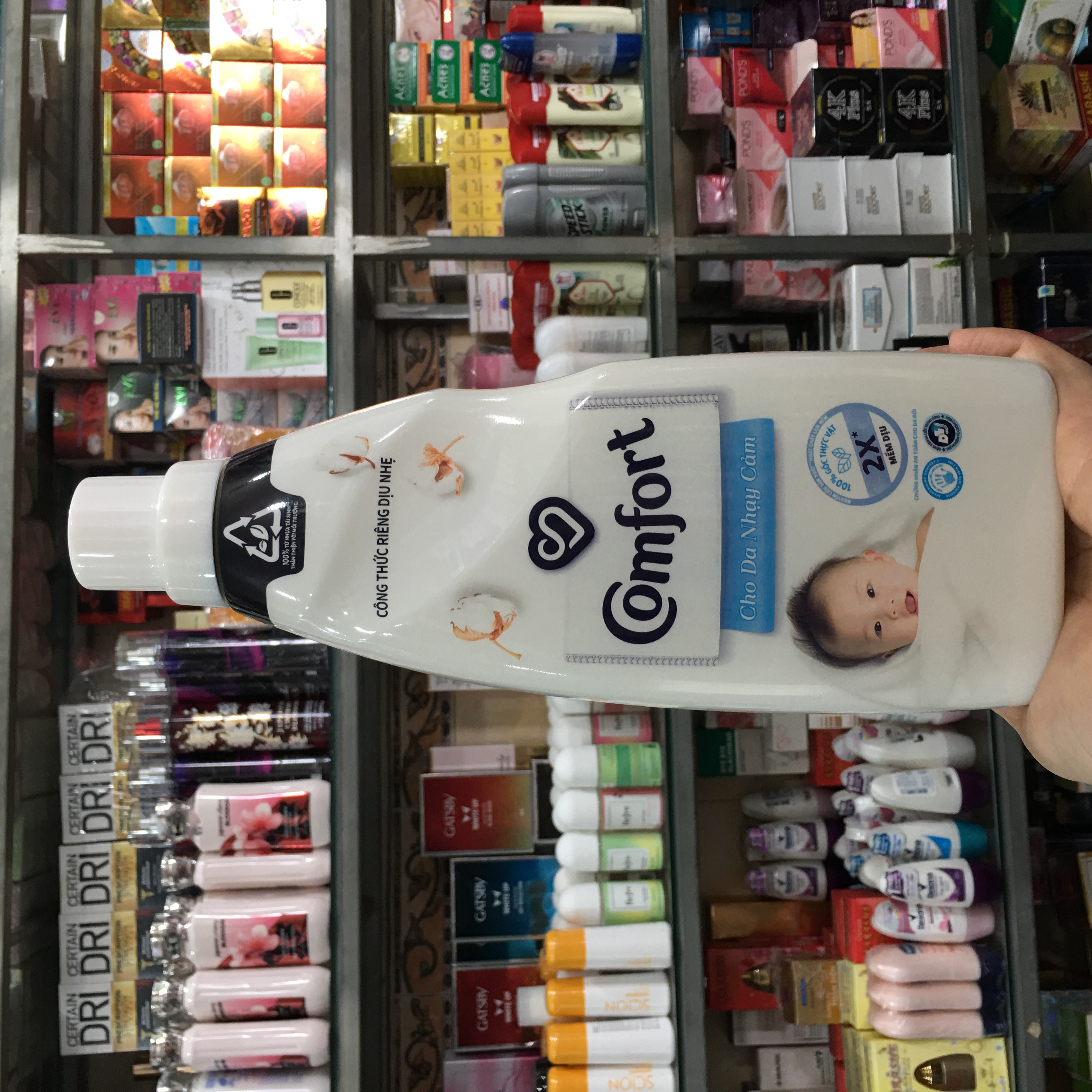 Nước xả vải Com Fortt cho da nhạy cảm hương phấn chai 800ml