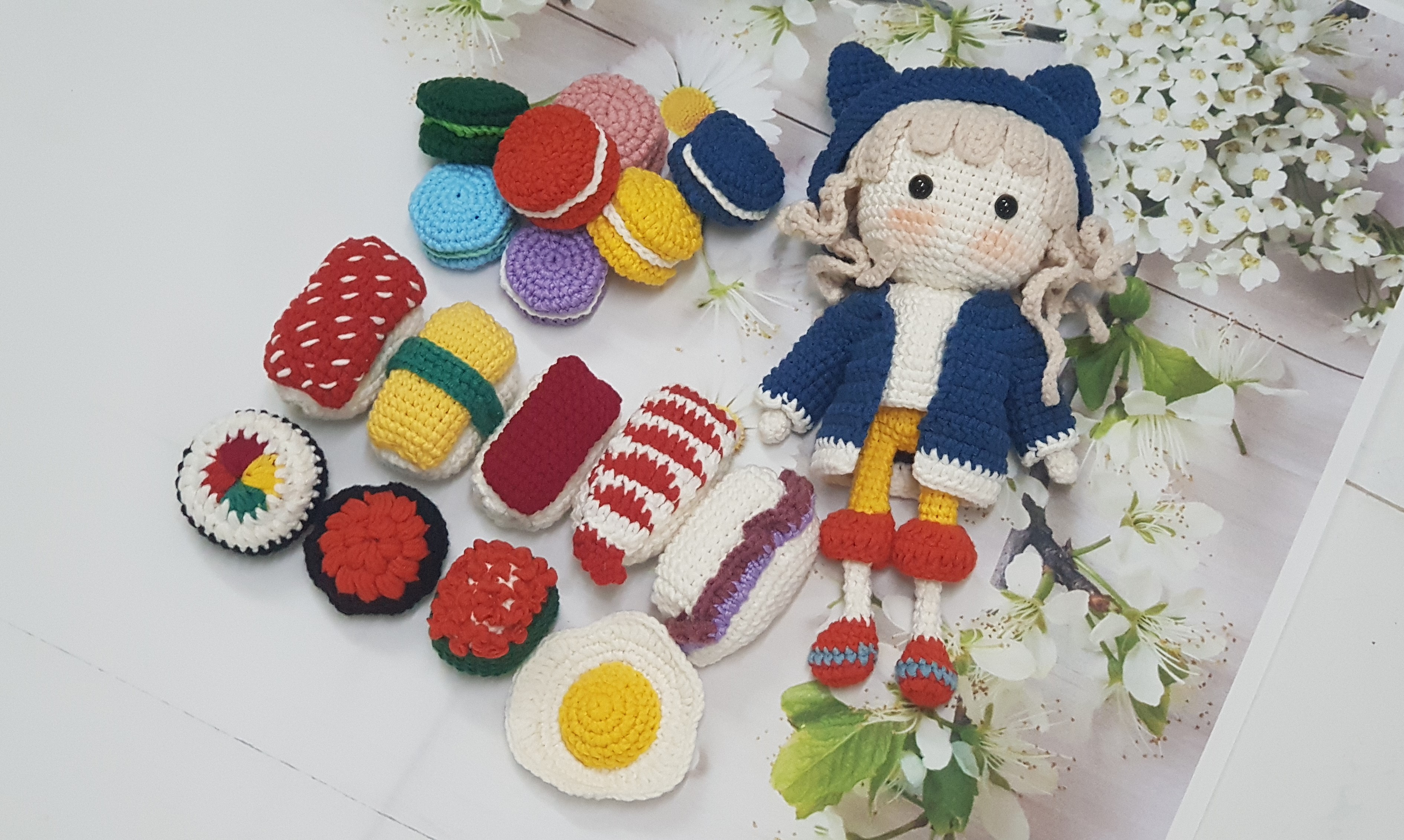 SET Đồ Chơi Bé Gái - Gồm Búp Bê và 16 Món Đồ Ăn - Handmade Bằng Len -  SET Đồ Chơi Sushi - Bánh macaron