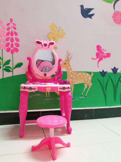 (BÁN GIÁ GỐC) Trò chơi trang điểm màu hồng dành riêng cho bé gái trên 3 tuổi loại cao cấp dùng pin phát nhạc có đèn, gương soi rõ nét, máy sấy, lược, lô uốn, dây buộc tất cả đều thiết kế tỉ mỉ, giống thật