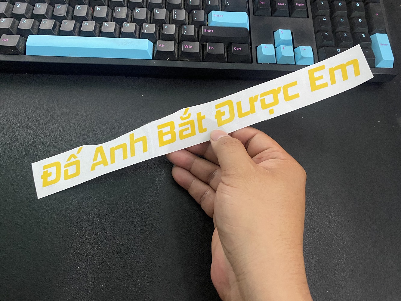 (1 tem) Tem dán xe có sẵn độc lạ  "Mượn xe nhớ đổ xăng - Xe chở vợ ko chở gái - Lên xe là phải ôm - Đừng sờ vào xe tao - Xe mẹ mua đua mẹ đánh"