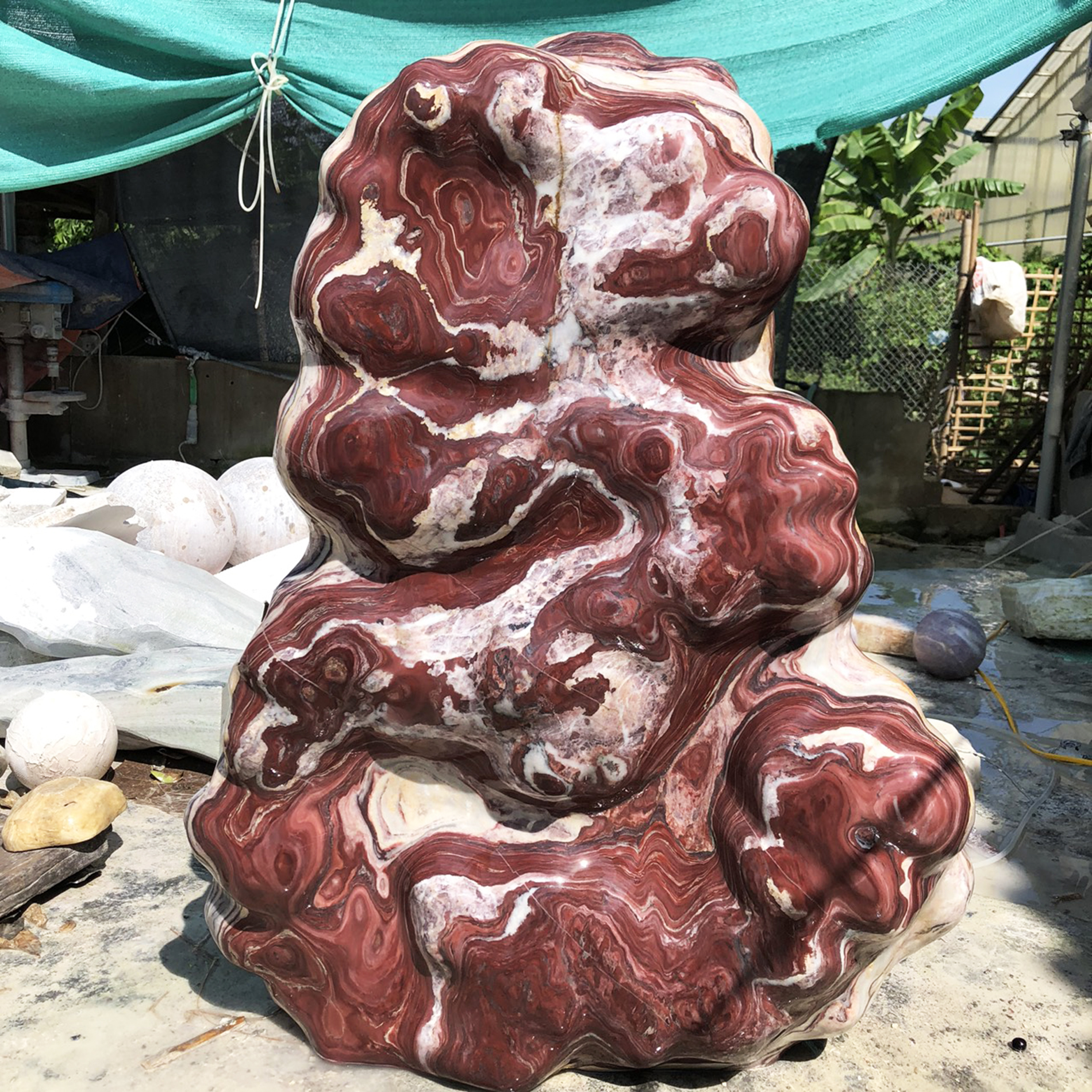 Đá, trụ đá, cây đá đỏ trấn trạch tự nhiên màu đỏ, cao 95 cm nặng trên 250kg , rộng 56 cm dày 25 cm